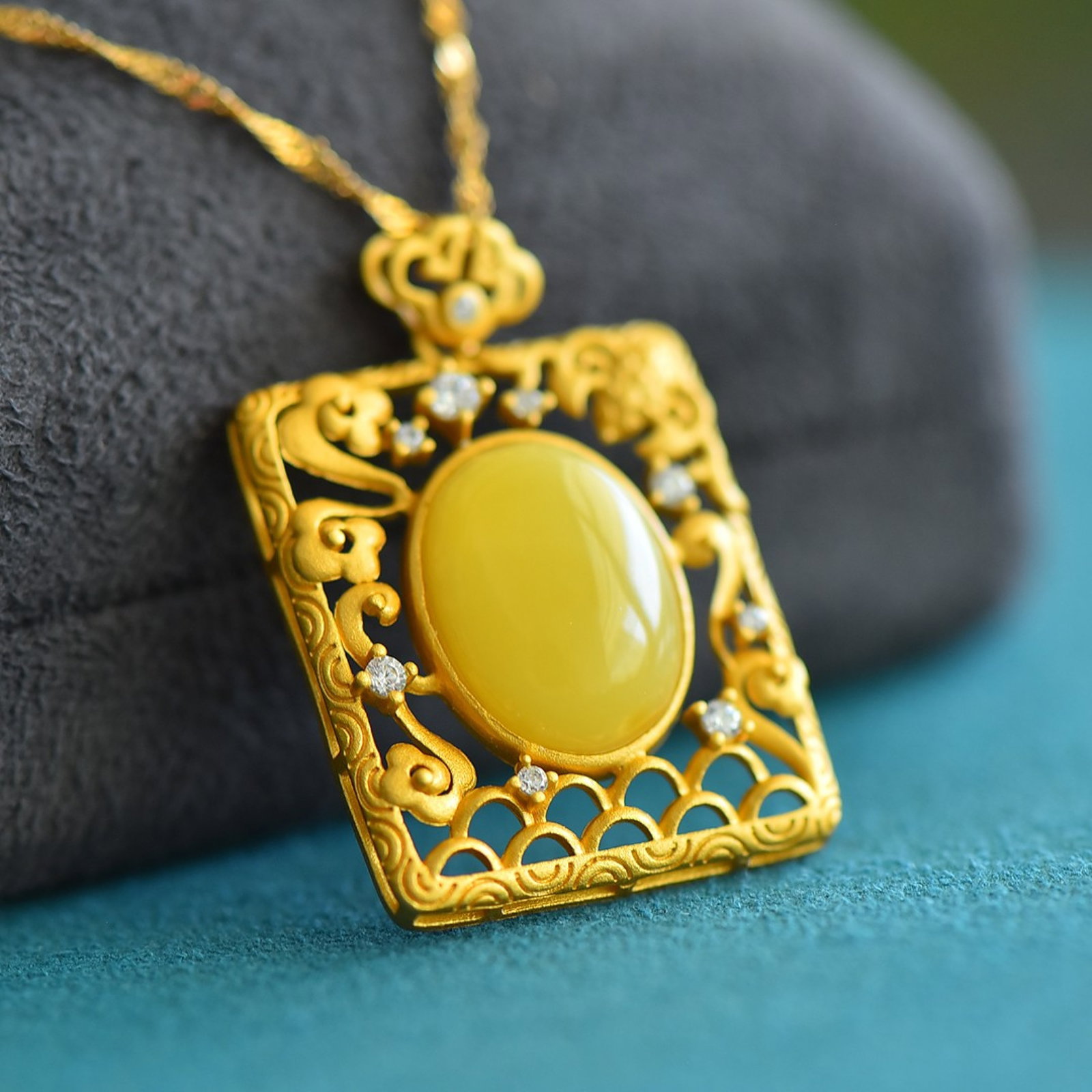 An Exquisite Sterling Silver-Gold Plated Inlaid Amber Pendant,Inlaid Diamond: An Exquisite Sterling Silver-Gold Plated Inlaid Amber Pendant,Inlaid Diamond,Size:12mmx16mm 纯银镀金镶琥珀吊坠,嵌钻石