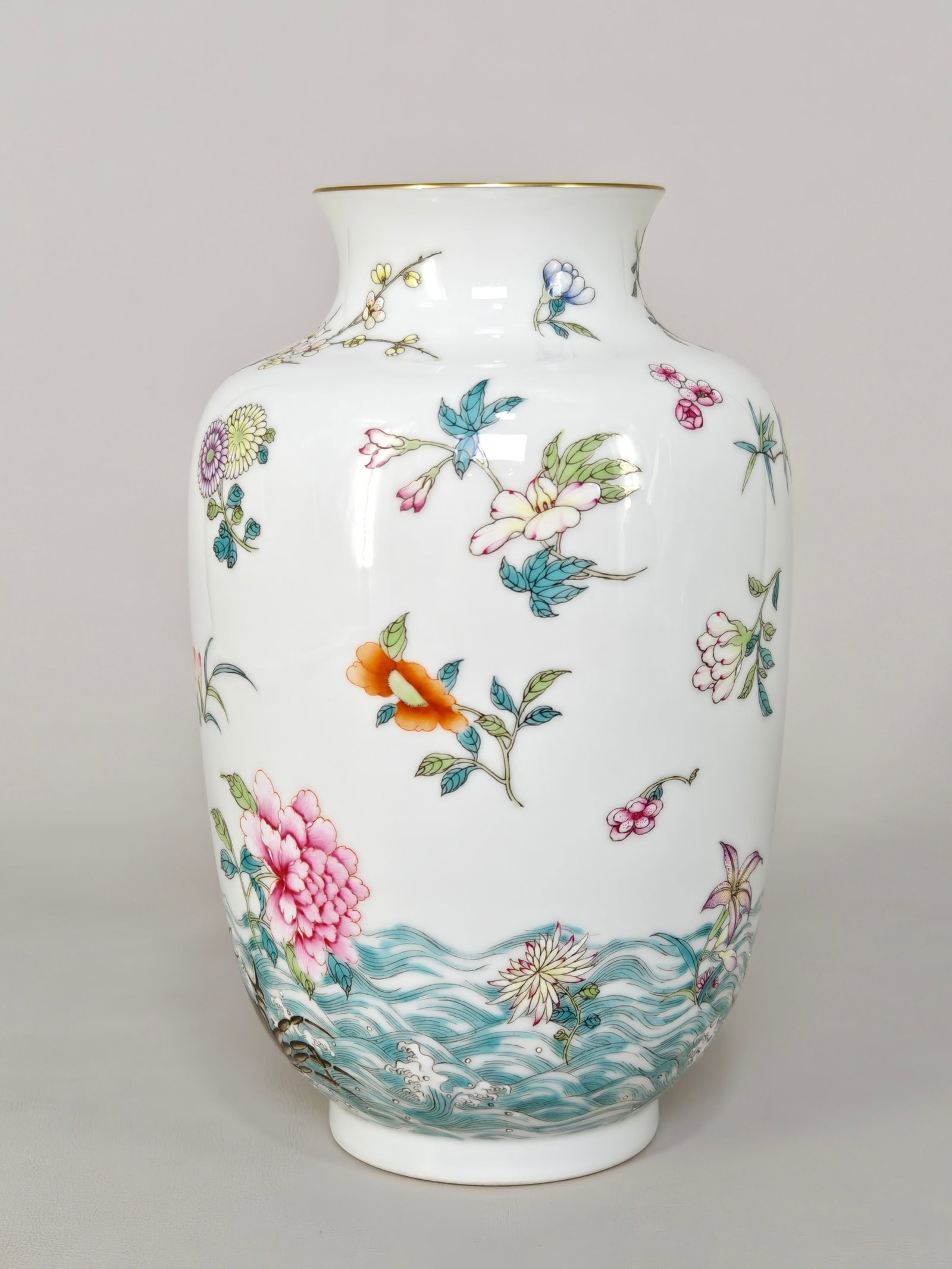 An Exquisite Famille-Rose Painted Gold Seawater Flower Pattern Vase: An Exquisite Famille-Rose Painted Gold Seawater Flower Pattern Vase,Qing Dynasty,China,Qianlong Four-character Mark,Size:7.7inx4.9in 粉彩描金海水花卉