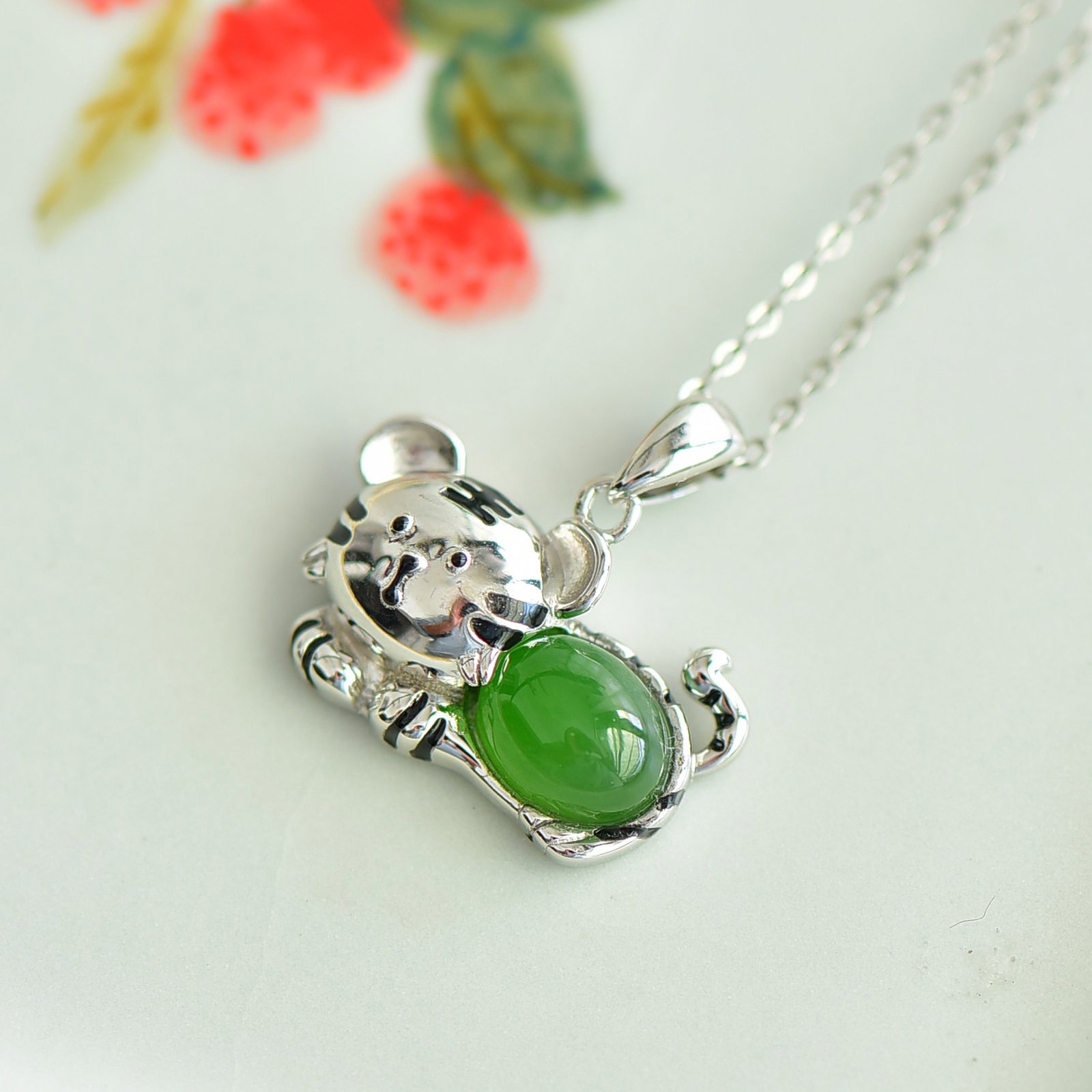 An Exquisite Sterling Silver Inlaid Jasper Enamel Pendant: An Exquisite Sterling Silver Inlaid Jasper Enamel Pendant,Size:6mmx9mm 纯银镶碧玉珐琅吊坠