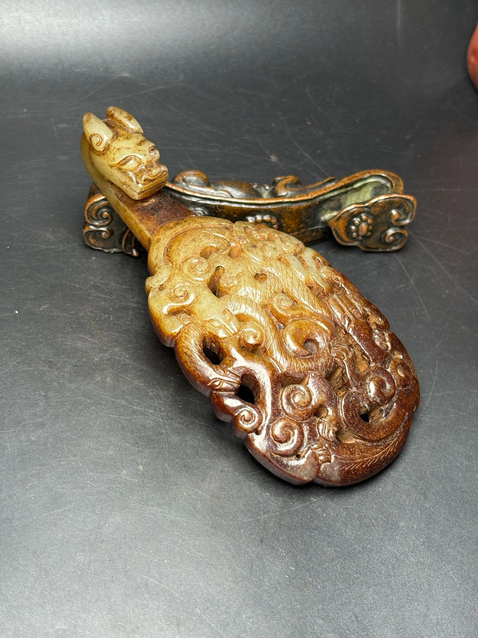 An Exquisite White Jade Dragon Pattern Hook: An Exquisite White Jade Dragon Pattern Hook,Qing Dynasty,China,Size:123mmx58mmx19mm,Weight:113g 白玉龙纹带钩,中国清代