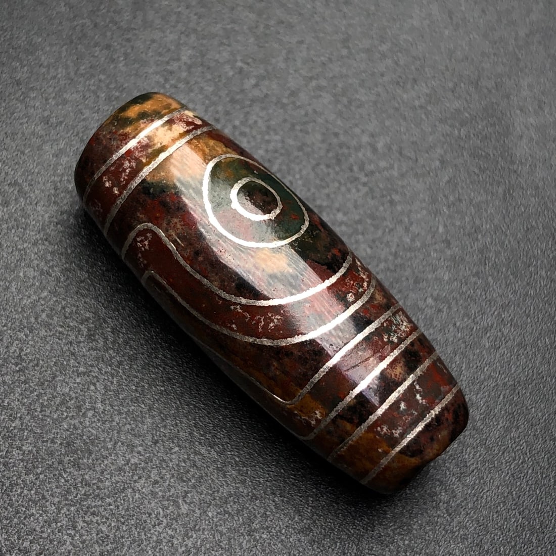 An Exquisite Two Eyes Dzi Bead Pendant,Inlaid Silver wire,With Cinnabar: An Exquisite Two Eyes Dzi Bead Pendant,Inlaid Silver wire,With Cinnabar,Size:35mmx13.5mm,Weight:10g 两眼天珠挂件,嵌银丝,配朱砂
