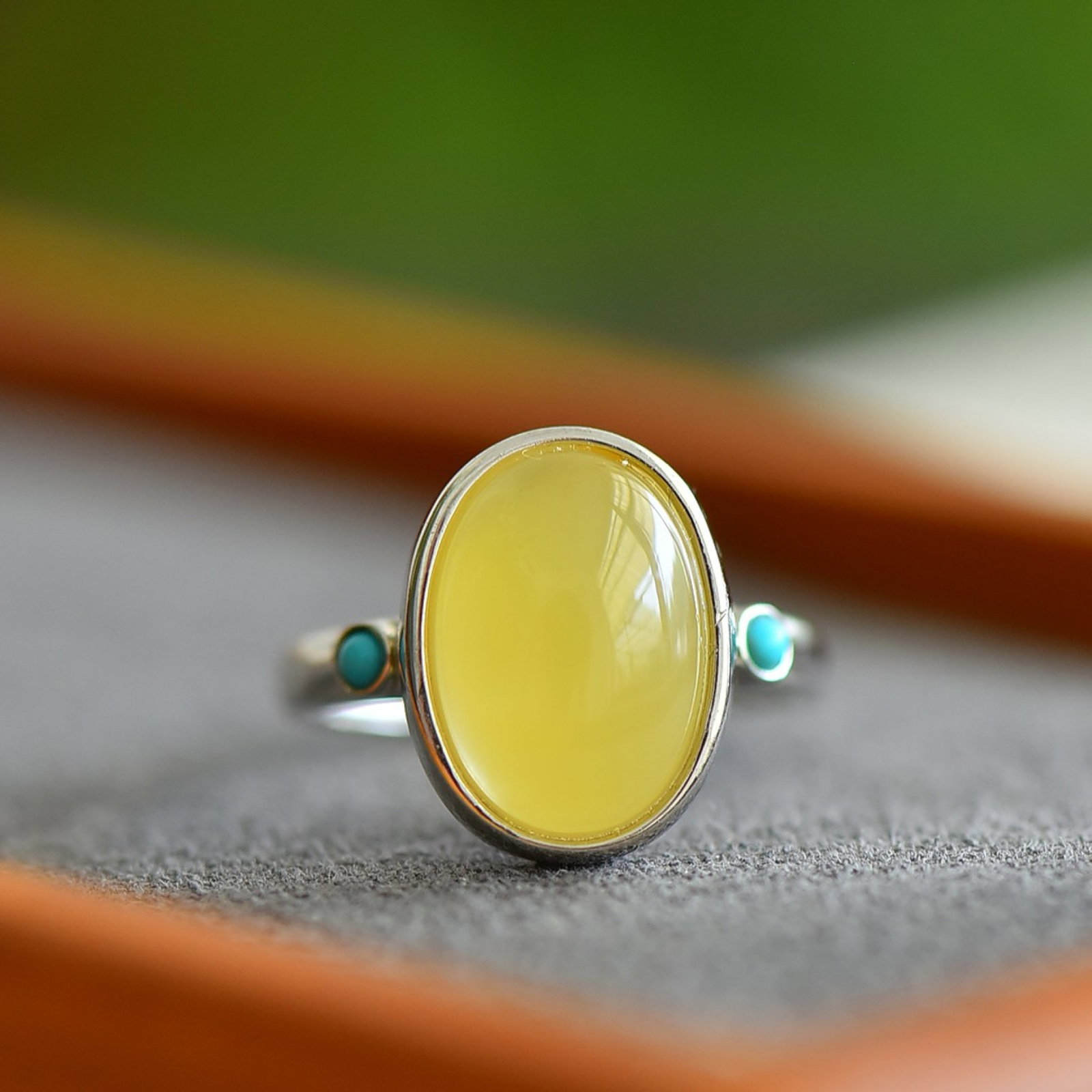 An Exquisite Sterling Silver Inlaid Amber Ring,Inlaid Turquoise: An Exquisite Sterling Silver Inlaid Amber Ring,Inlaid Turquoise,Size:10mmx14mm 纯银镶琥珀戒指,嵌绿松石