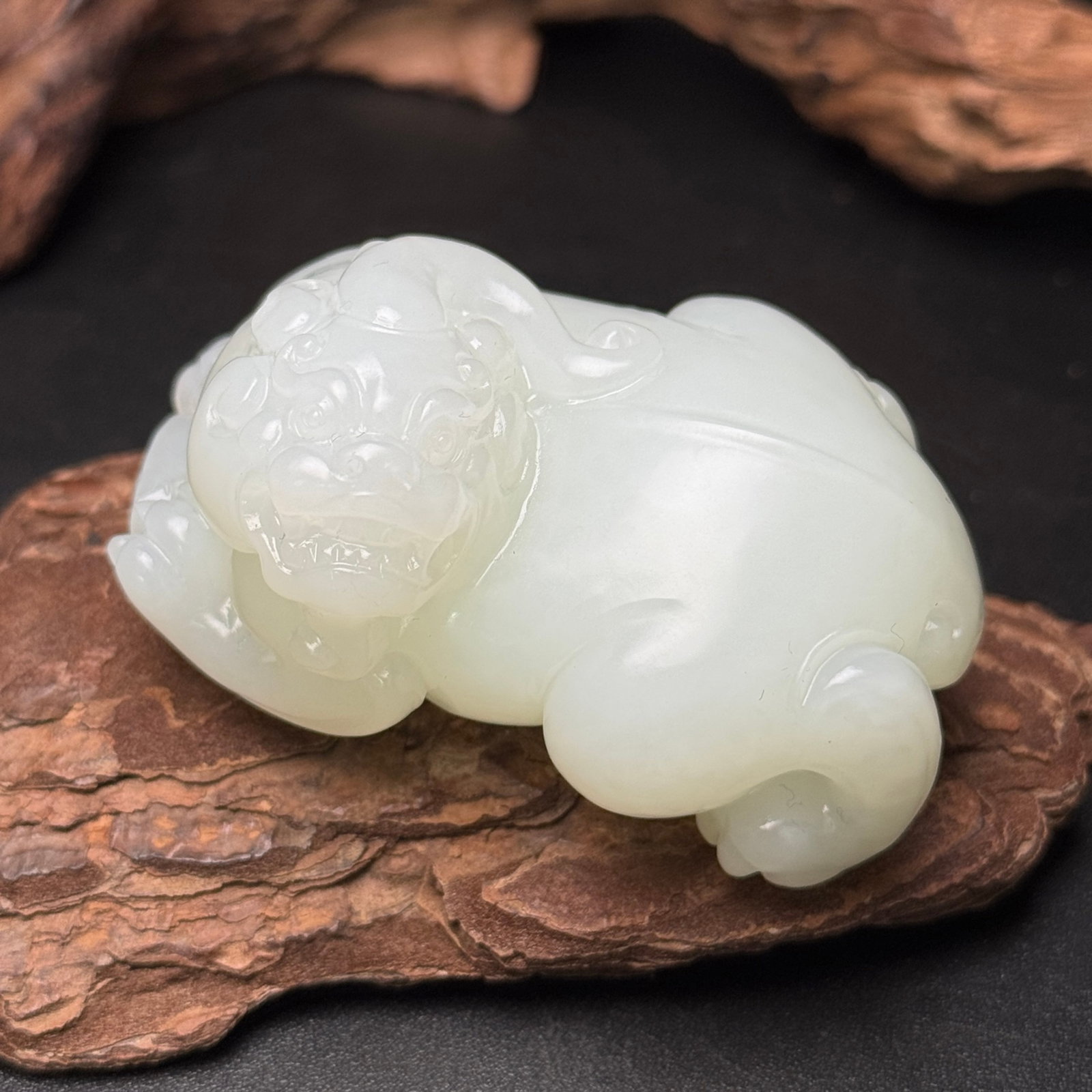 An Exquisite White Jade Auspicious Beast Hand Piece: An Exquisite White Jade Auspicious Beast Hand Piece,Qing Dynasty,China,Size:65mmx45mmx33mm,Weight:136g 白玉瑞兽手把件,中国清代