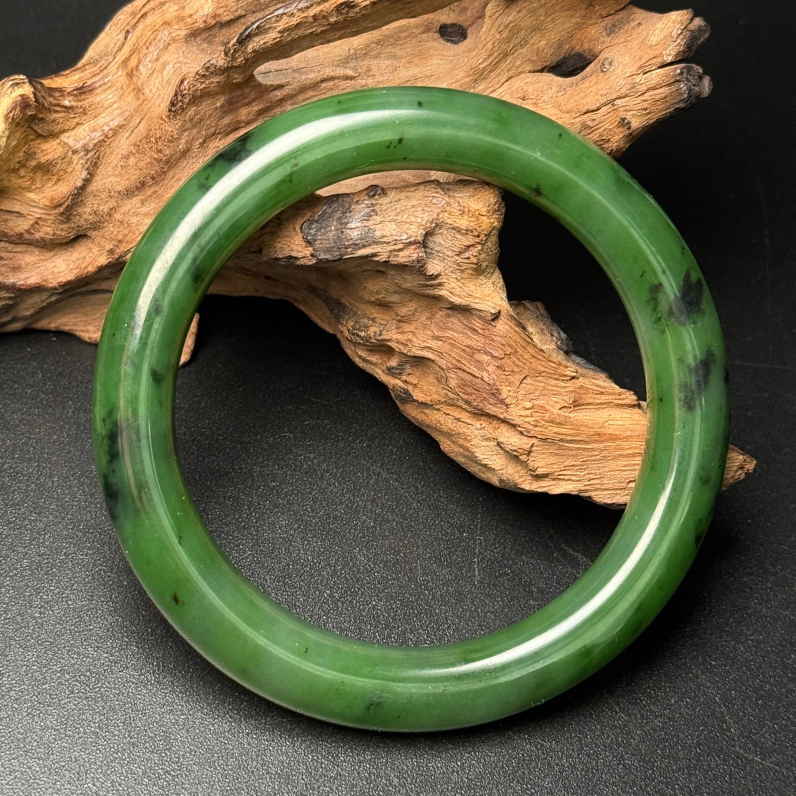 An Exquisite Jasper Bracelets: An Exquisite Jasper Bracelets,Qing Dynasty,China,Size:60mmx80mmx10mm,Weight:56g 碧玉手镯,中国清代