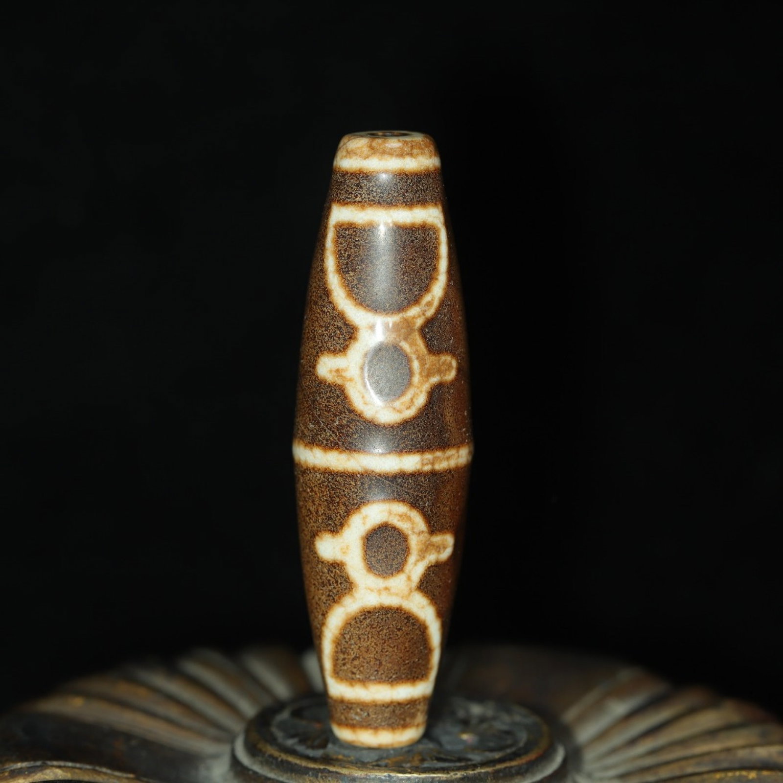 An Exquisite Dzi Bead Pendant: An Exquisite Dzi Bead Pendant，Size：61mmx18mm，Weight：27g 天珠挂件