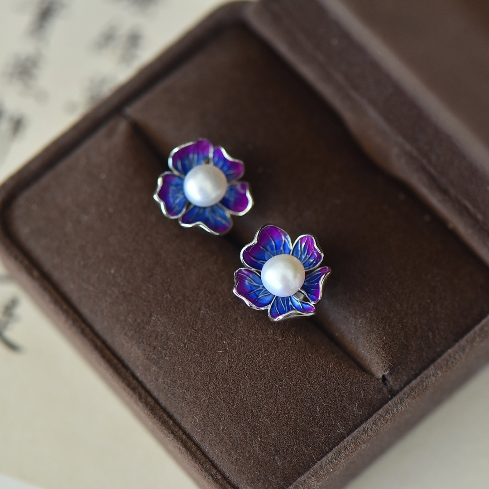 A Pair of Exquisite Sterling Silver Inlaid Pearls Enamel Earrings: A Pair of Exquisite Sterling Silver Inlaid Pearls Enamel Earrings Size:6mmx6mm 一对纯银镶珍珠珐琅耳钉