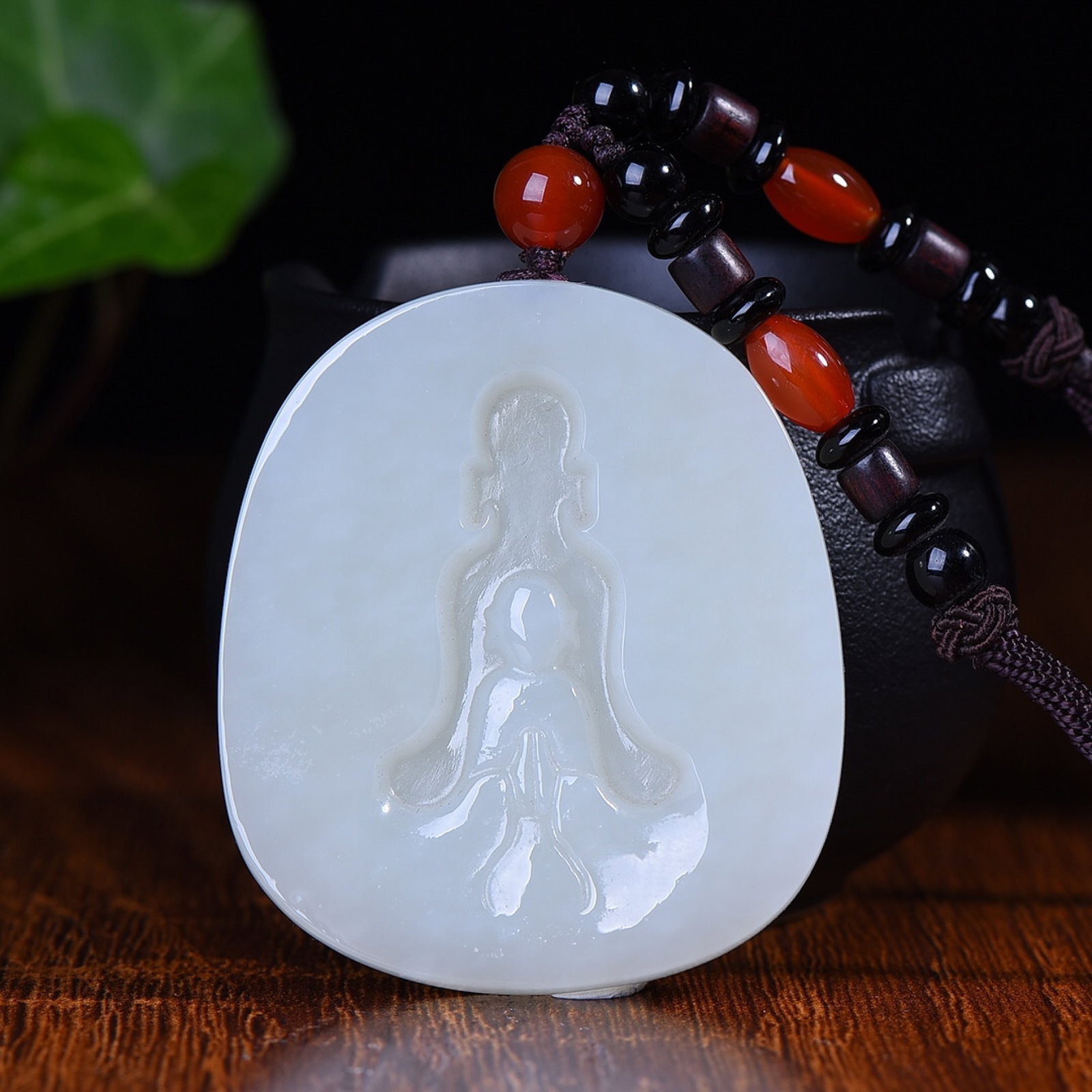 An Exquisite White Jade Buddha Pattern Pendant: An Exquisite White Jade Buddha Pattern Pendant,Size:47mmx53mmx8mm (寓意)吉祥平安,玉脂白润,做工精细 白玉&