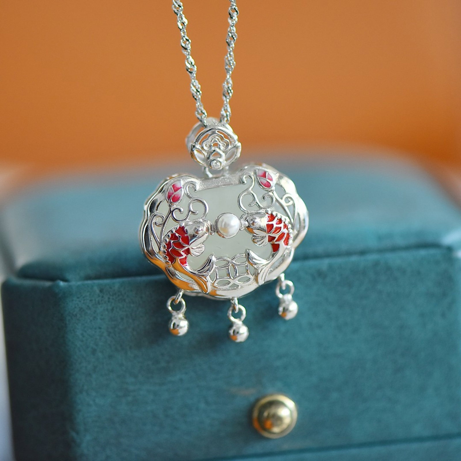 An Exquisite Sterling Silver Inlaid White Jade Pendant,Inlaid Pearls: An Exquisite Sterling Silver Inlaid White Jade Pendant,Inlaid Pearls,Size:16mmx21mm 纯银镶白玉吊坠,嵌珍珠