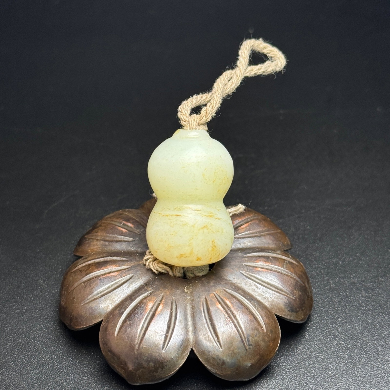 An Exquisite White Jade Gourd Pendant: An Exquisite White Jade Gourd Pendant,Qing Dynasty,China,Size:20mmx20mmx31mm,Weight:22g 白玉葫芦挂件,中国清代