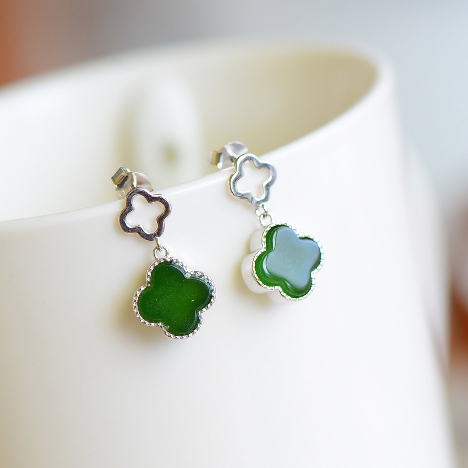 A Pair of Exquisite Sterling Silver Inlaid Jasper Earrings: A Pair of Exquisite Sterling Silver Inlaid Jasper Earrings,Size:10mmx10mm 一对纯银镶碧玉耳环