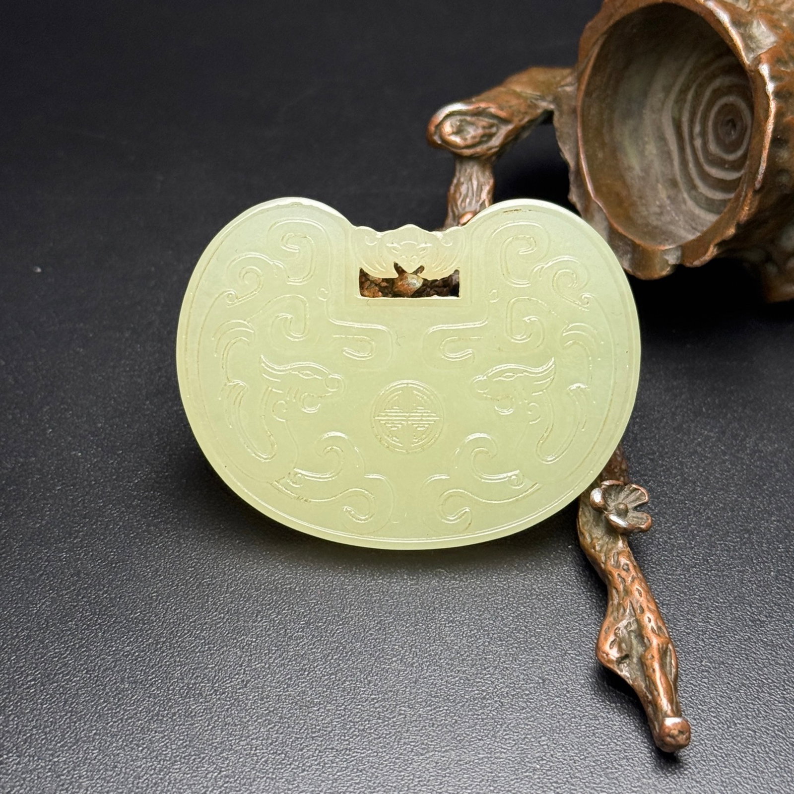 An Exquisite White Jade Bats and Dragon Pattern Pendant: An Exquisite White Jade Bats and Dragon Pattern Pendant,Qing Dynasty,China,Size:52mmx40mmx5mm,Weight:26g 白玉蝙蝠龙纹挂件,中国清ߣ