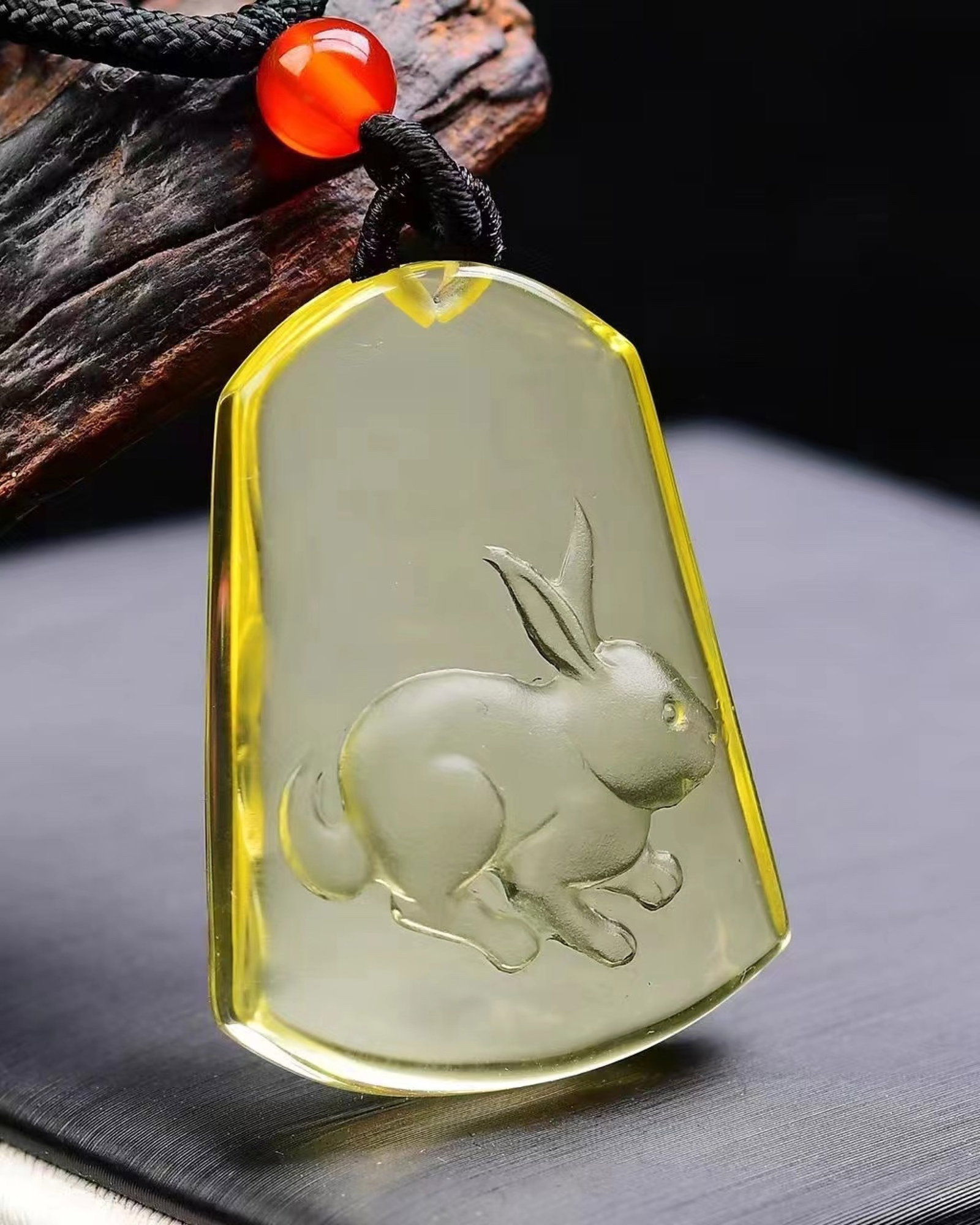 An Exquisite Crystal Rabbit Pattern Pendant: An Exquisite Crystal Rabbit Pattern Pendant,Size:37mmx27mmx12mm,Weight:16g 水晶兔纹吊坠