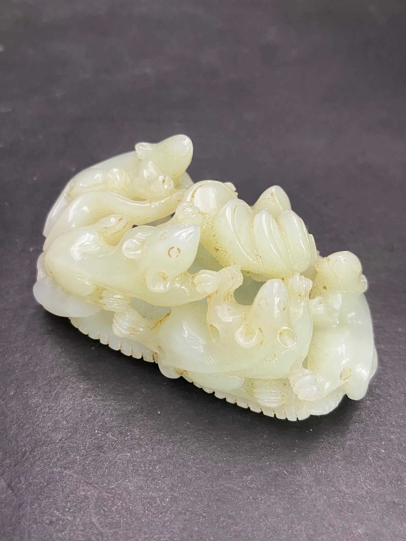 An Exquisite White Jade Cash Pattern Mouse Hand Piece: An Exquisite White Jade Cash Pattern Mouse Hand Piece,Qing Dynasty,China,Size:87.4mmx46.3mmx43.8mm,Weight:168g