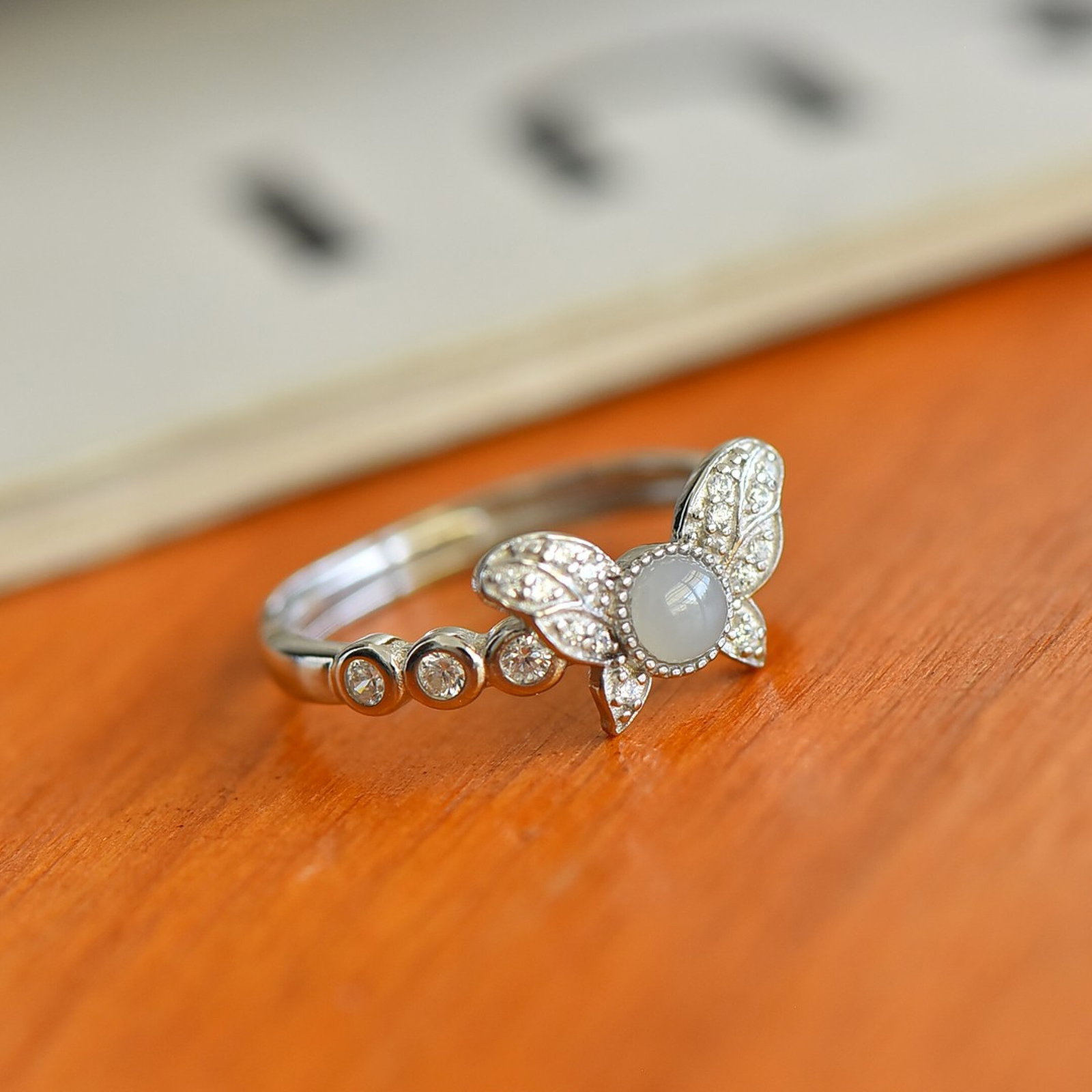 An Exquisite Sterling Silver Inlaid White Jade Ring,Inlaid Diamonds: An Exquisite Sterling Silver Inlaid White Jade Ring,Inlaid Diamonds,Size:4mmx4mm 纯银镶白玉戒指,嵌钻石