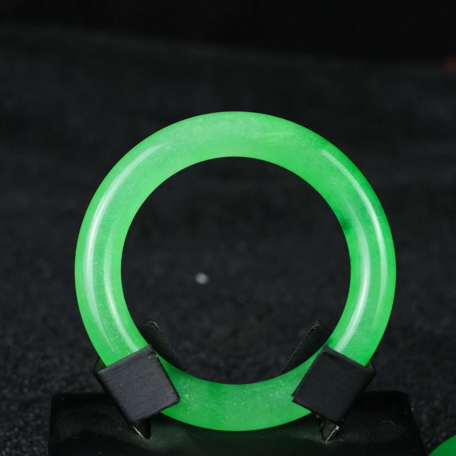 An Exquisite Jadeite Bracelets: An Exquisite Jadeite Bracelets，Size:58mmx14mm 翡翠手镯