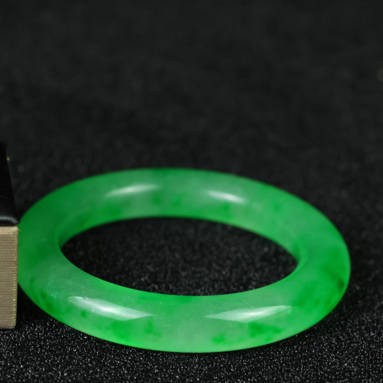 An Exquisite Jadeite Bracelets - 2