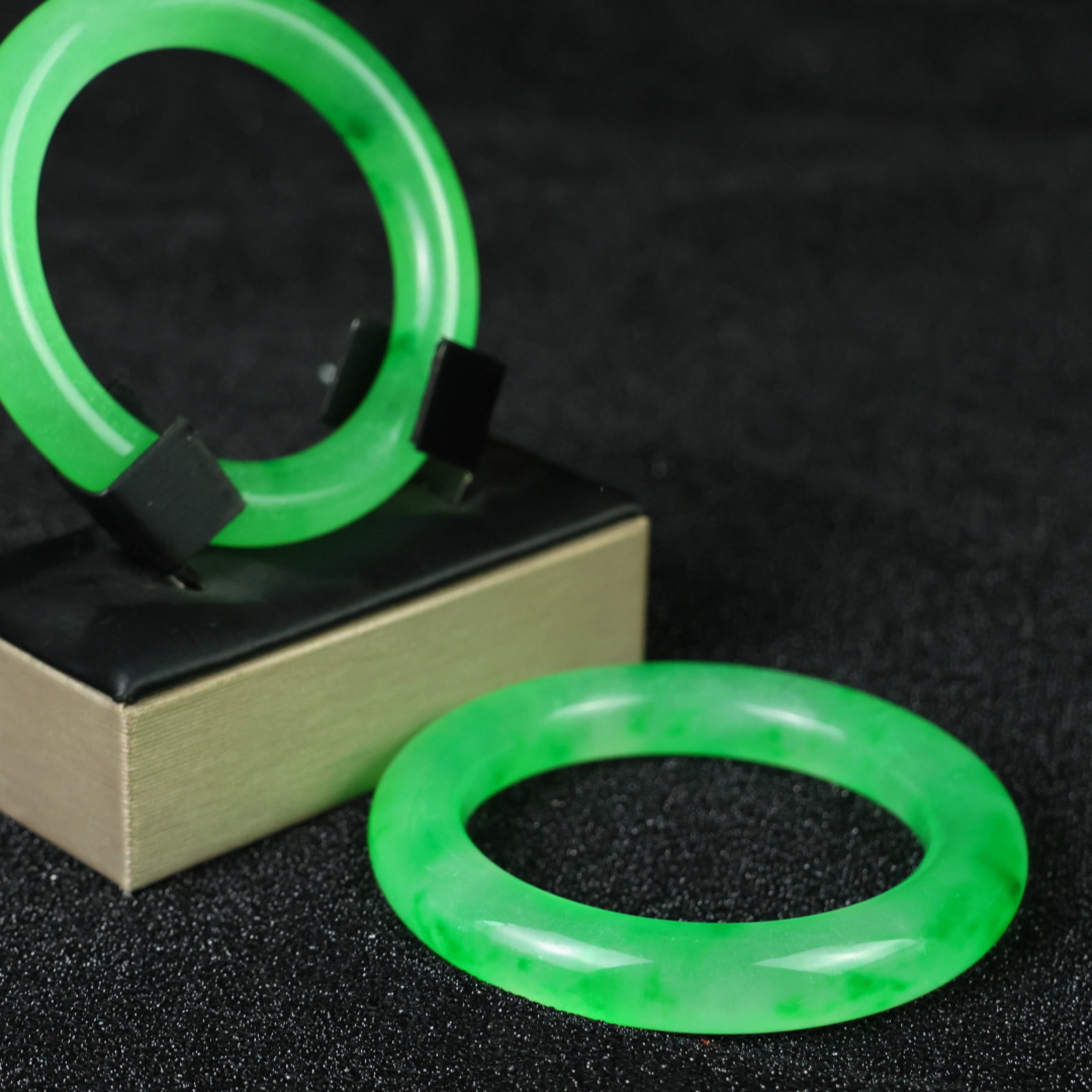An Exquisite Jadeite Bracelets - 3