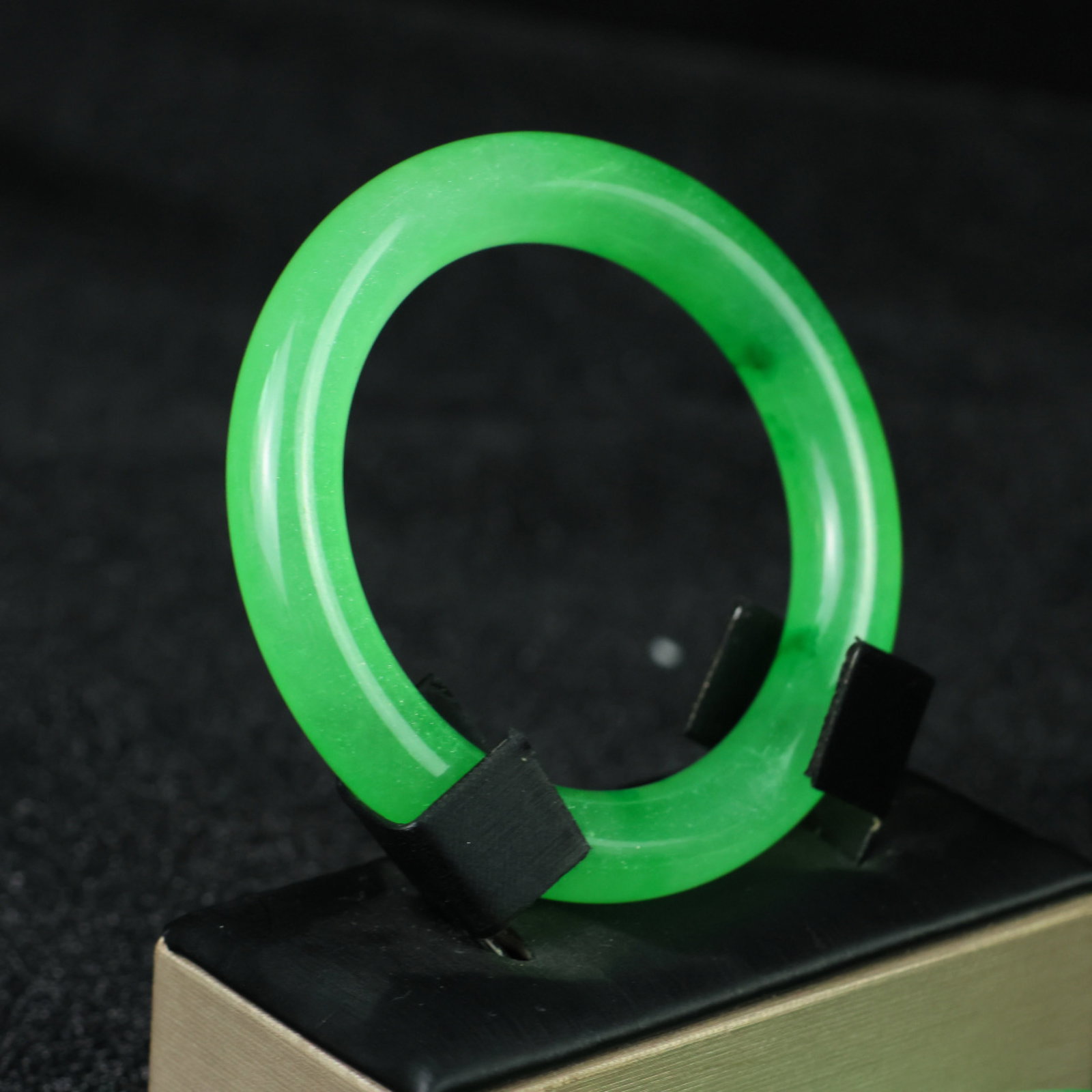 An Exquisite Jadeite Bracelets - 4