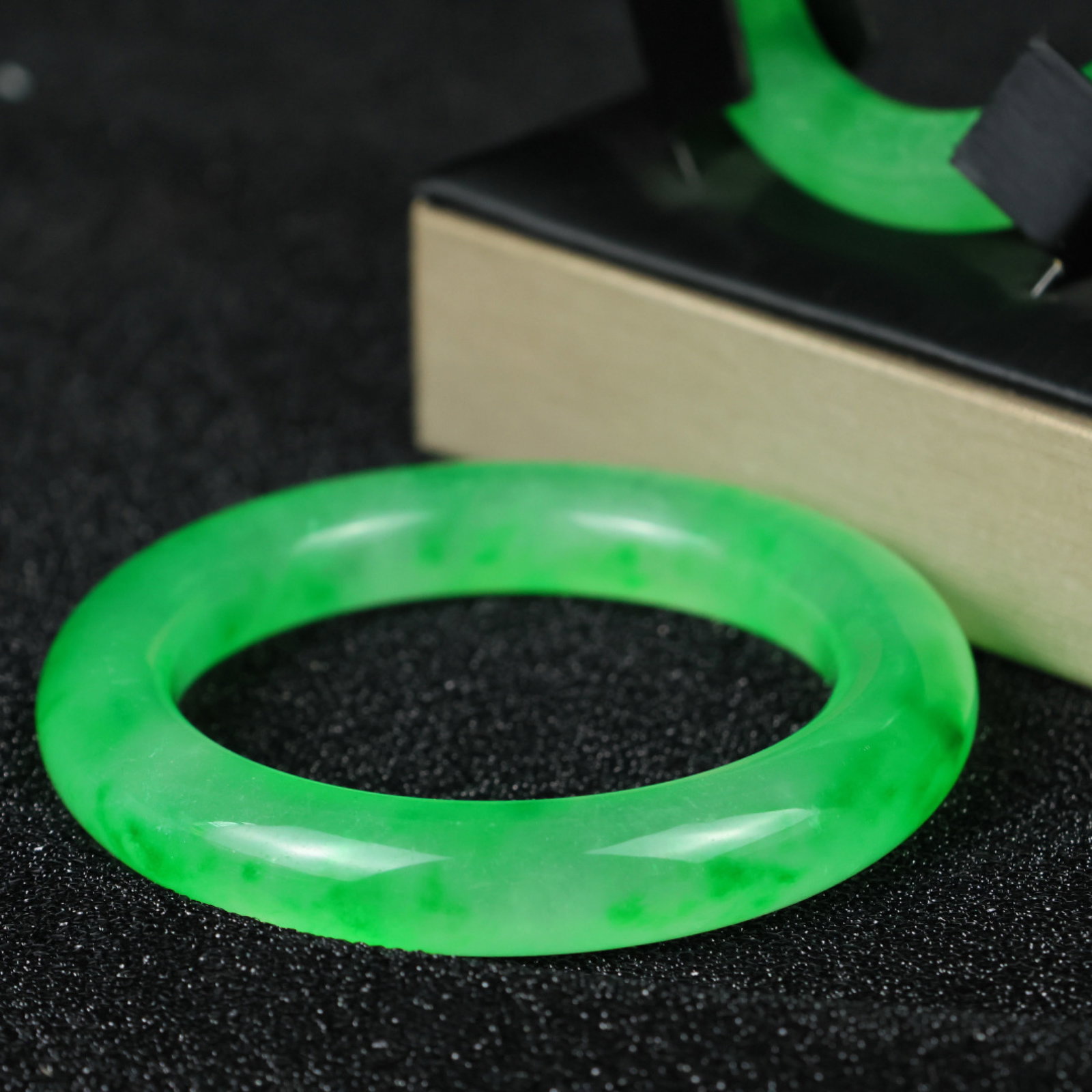 An Exquisite Jadeite Bracelets - 6