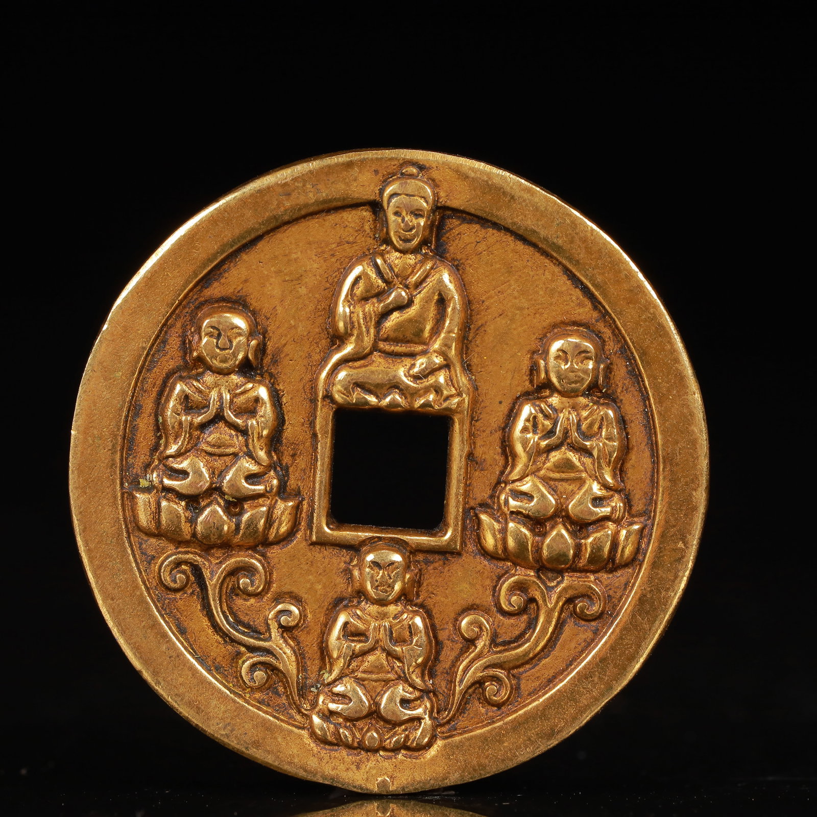 An Exquisite Gilt Bronze Figure Pattern Coin: An Exquisite Gilt Bronze Figure Pattern Coin,Song Dynasty,China,Size:1.5inx0.1in,Weight:24g 铜鎏金人物纹钱币,中国宋代