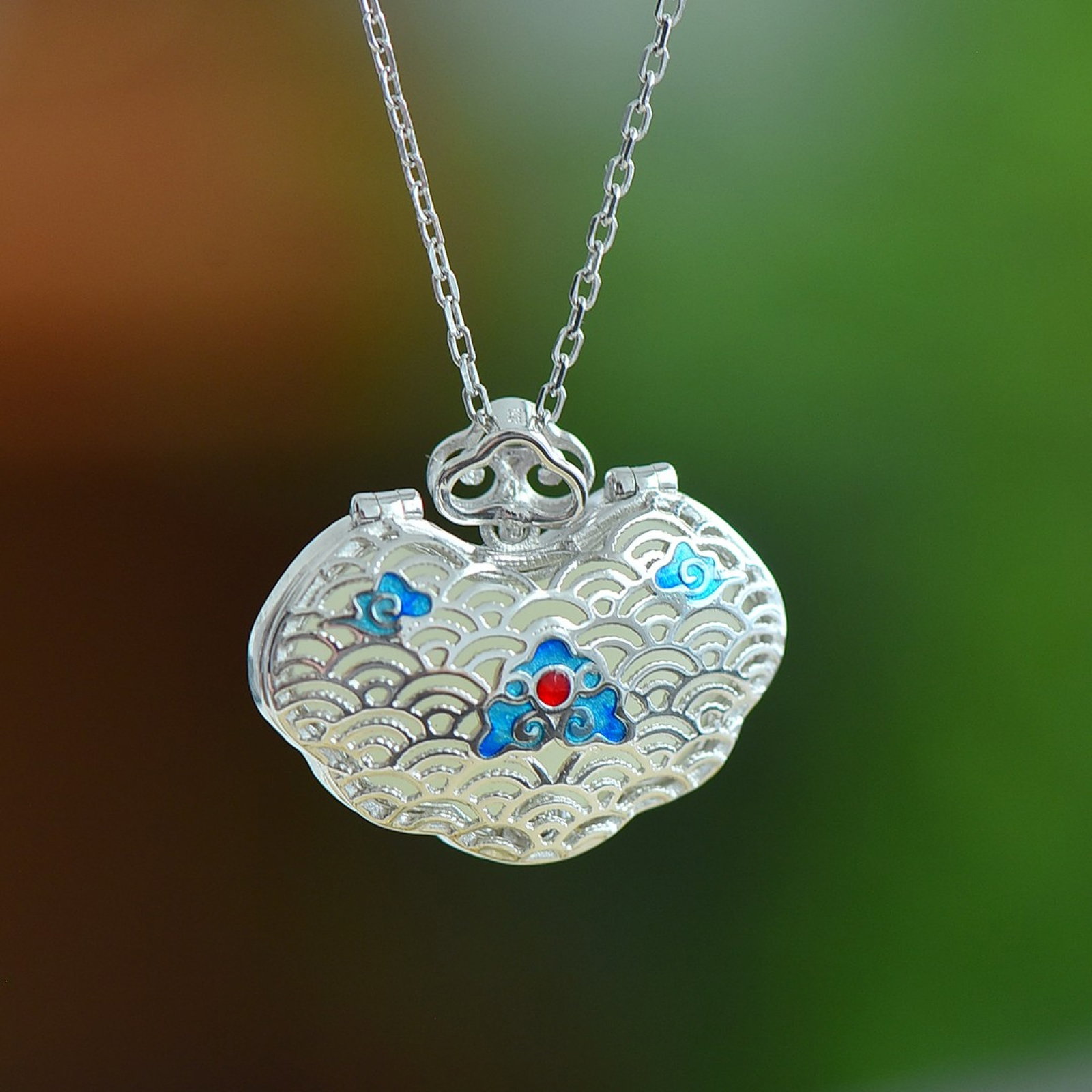 An Exquisite Sterling Silver Inlaid White Jade Pendant: An Exquisite Sterling Silver Inlaid White Jade Pendant,Size:16mmx24mm 纯银镶白玉吊坠