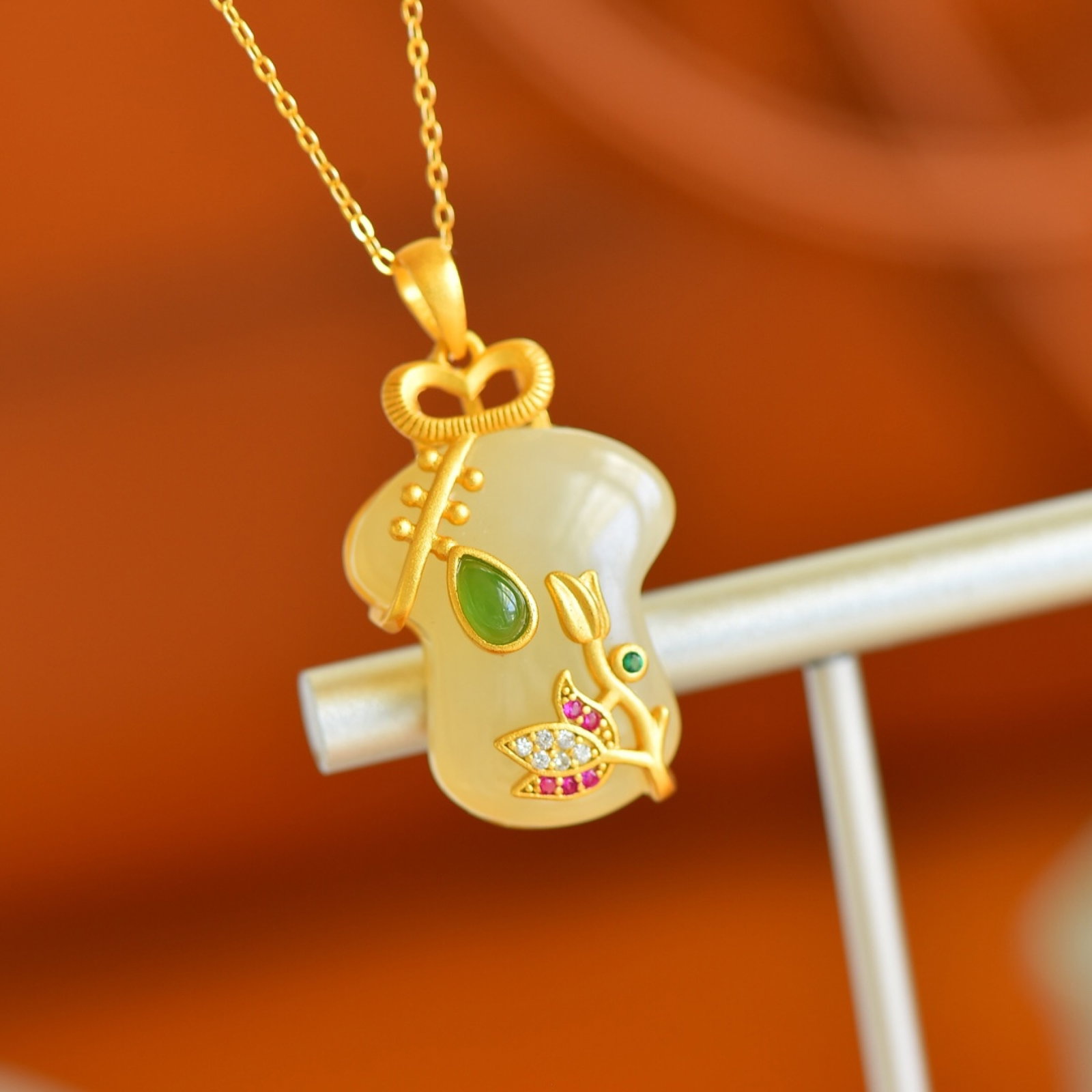 An Exquisite Sterling Silver-Gold Plated Inlaid White Jade Pendant , Inlaid Diamond: Sterling Silver-Gold Plated Inlaid White Jade Pendant , Inlaid Diamond , Size :18mmx22mm 纯银镀金镶白玉吊坠,嵌钻石,尺ë