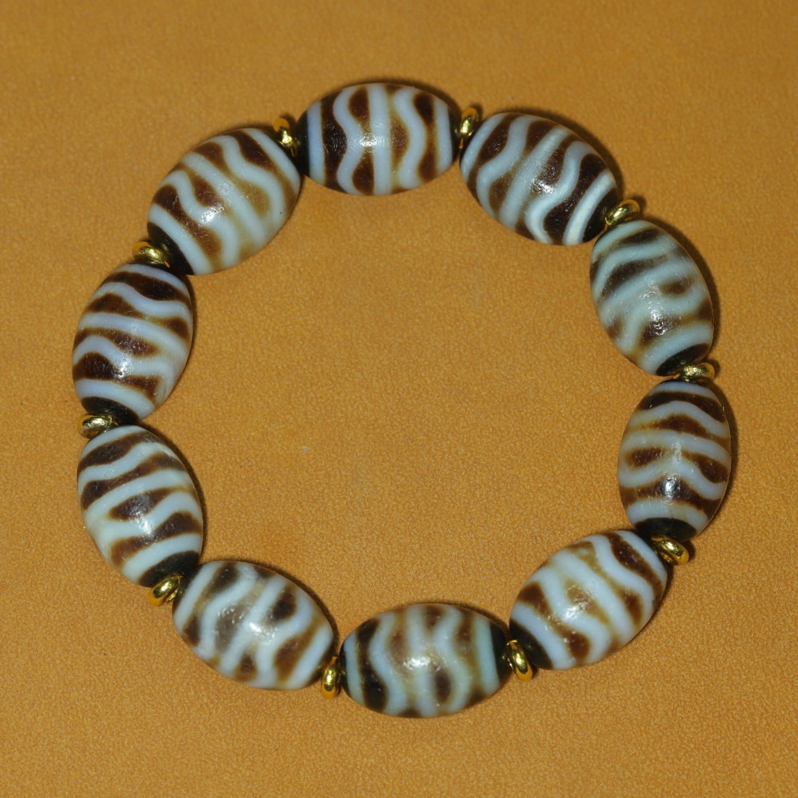 An Exquisite Dzi Bead Bracelets: An Exquisite Dzi Bead Bracelets，Size：19mmx14mm，Weight：55g 天珠手链