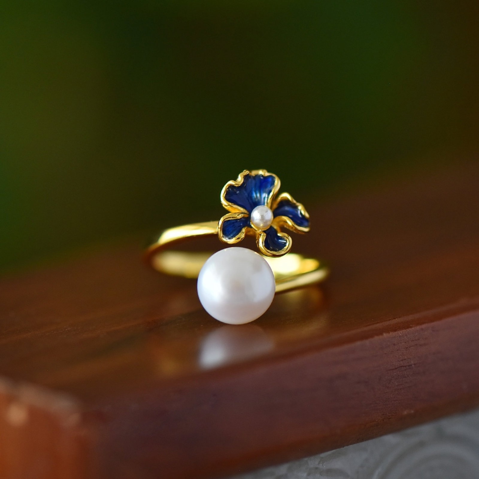 An Exquisite Sterling Silver-Gold Plated Inlaid Pearls Enamel Ring: An Exquisite Sterling Silver-Gold Plated Inlaid Pearls Enamel Ring,Size:8mmx8mm 纯银镀金镶珍珠珐琅戒指