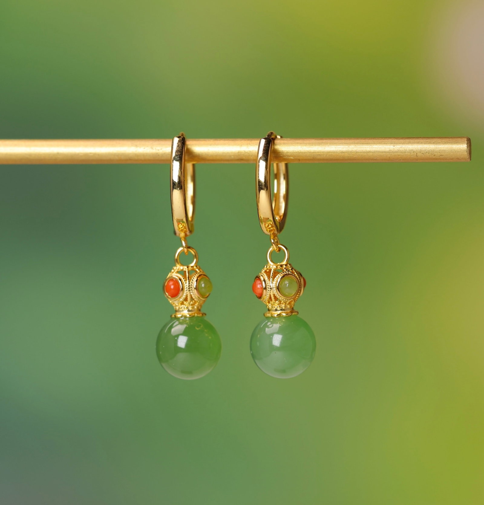 A Pair of Exquisite Sterling Silver-Gold Plated Inlaid Jasper Earrings: A Pair of Exquisite Sterling Silver-Gold Plated Inlaid Jasper Earrings,Size:8mmx8mm 一对纯银镀金镶碧玉耳环