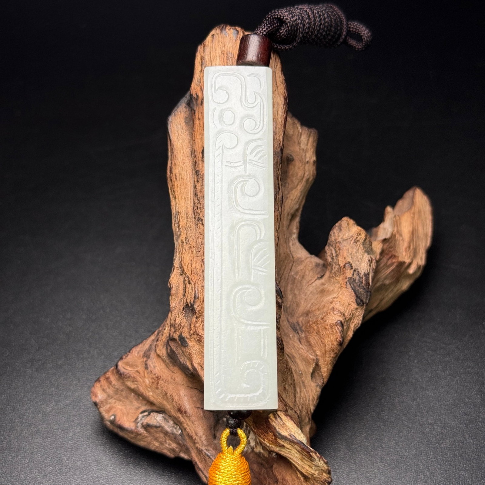 An Exquisite White Jade Dragon Pattern Pendant: An Exquisite White Jade Dragon Pattern Pendant,Qing Dynasty,China,Size:81mmx16mmx10mm,Weight:44g 白玉龙纹挂件,中国清代