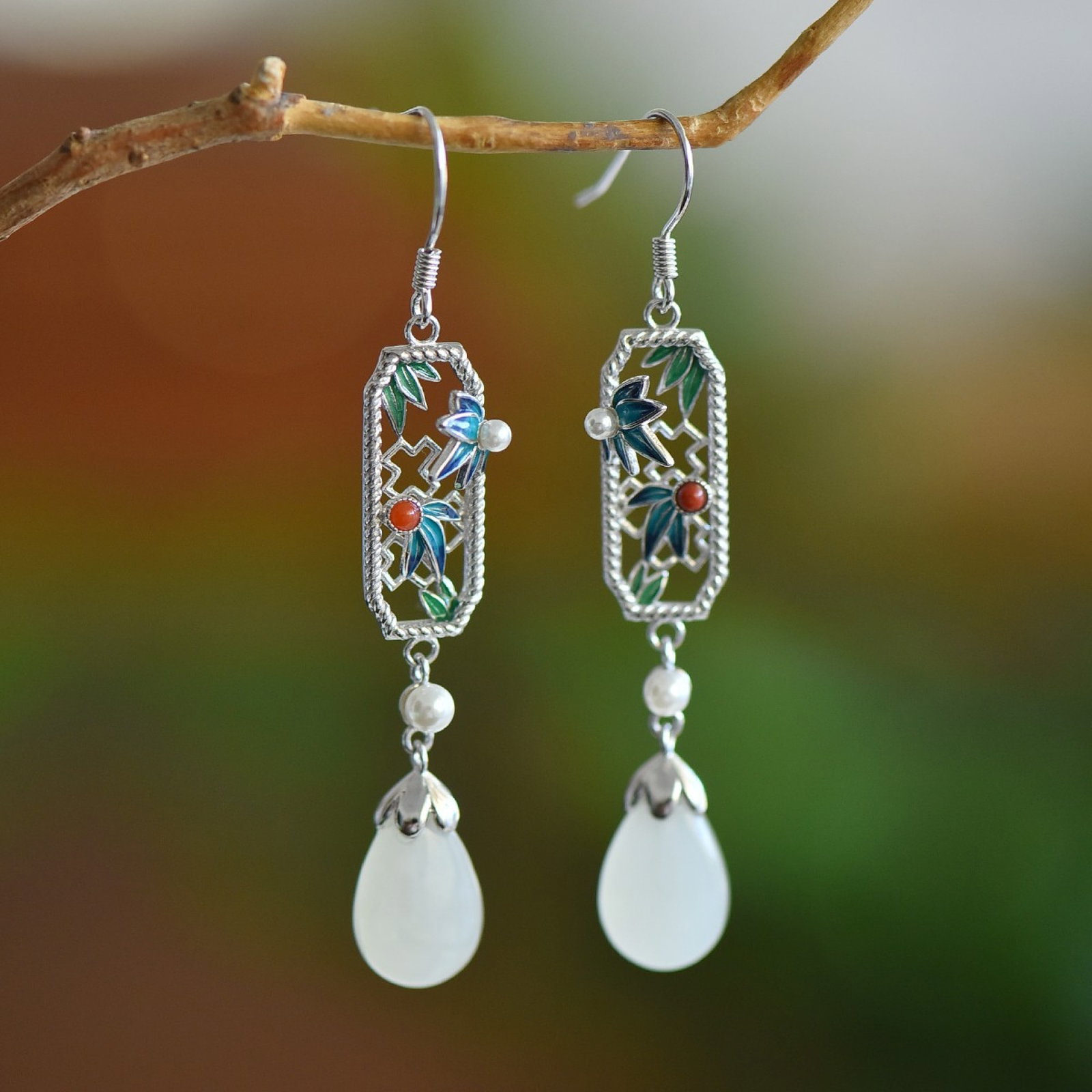 A Pair of Exquisite Sterling Silver Inlaid White Jade Earrings,Inlaid Pearls: A Pair of Exquisite Sterling Silver Inlaid White Jade Earrings,Inlaid Pearls,Size:9mmx14mm 一对纯银镶白玉耳环，嵌珍珠