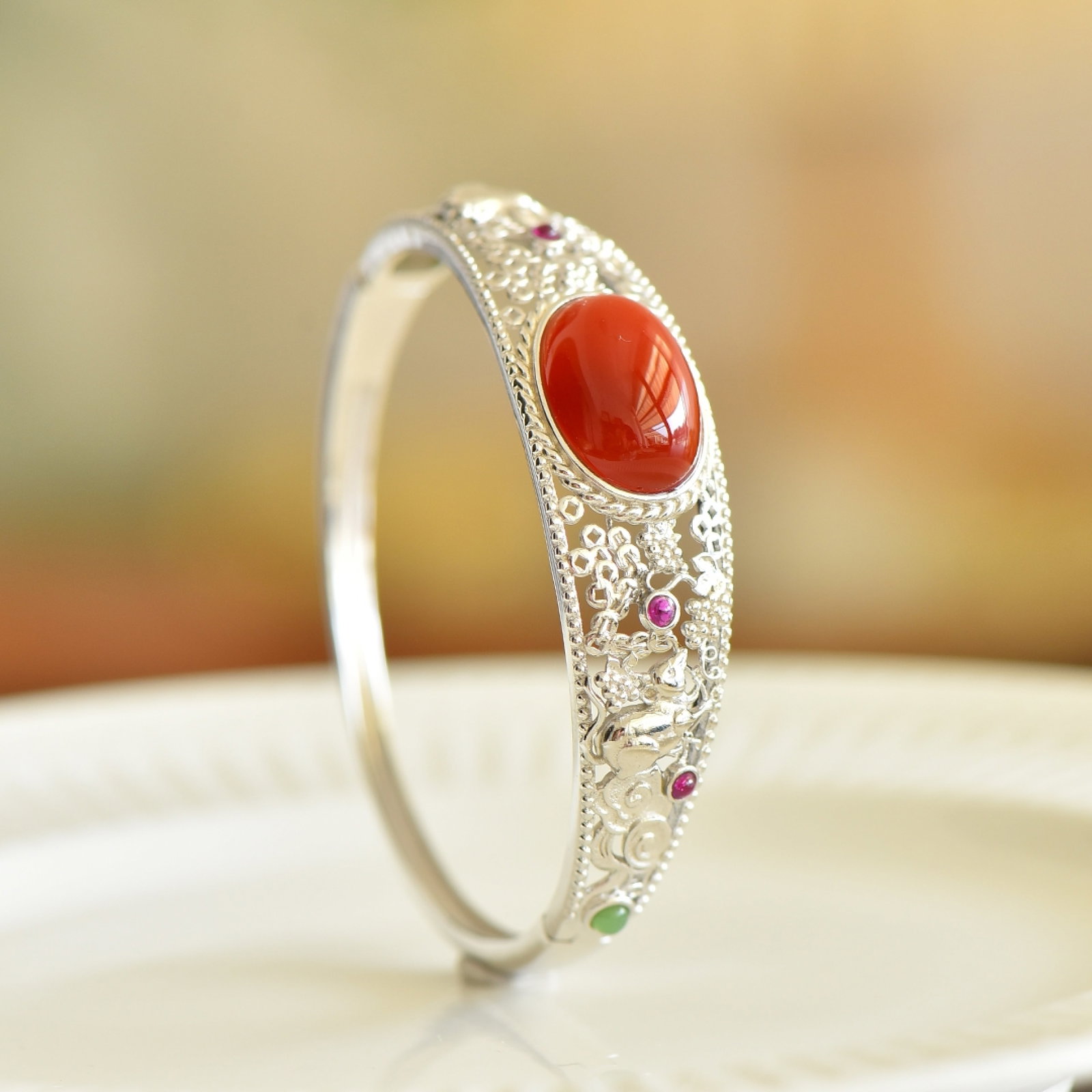 An Exquisite Sterling Silver Inlaid Agate Bracelets: An Exquisite Sterling Silver Inlaid Agate Bracelets,Size:13mmx18mm 纯银镶玛瑙手镯