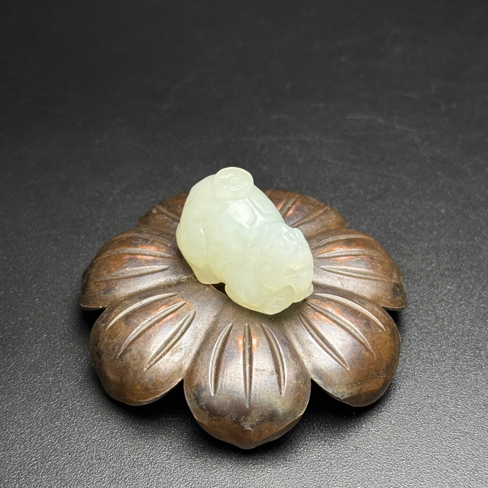 An Exquisite White Jade Auspicious Beast Pendant: An Exquisite White Jade Auspicious Beast Pendant,Qing Dynasty,China,Size:31mmx19mmx19mm,Weight:16g 白玉瑞兽挂件,中国清代