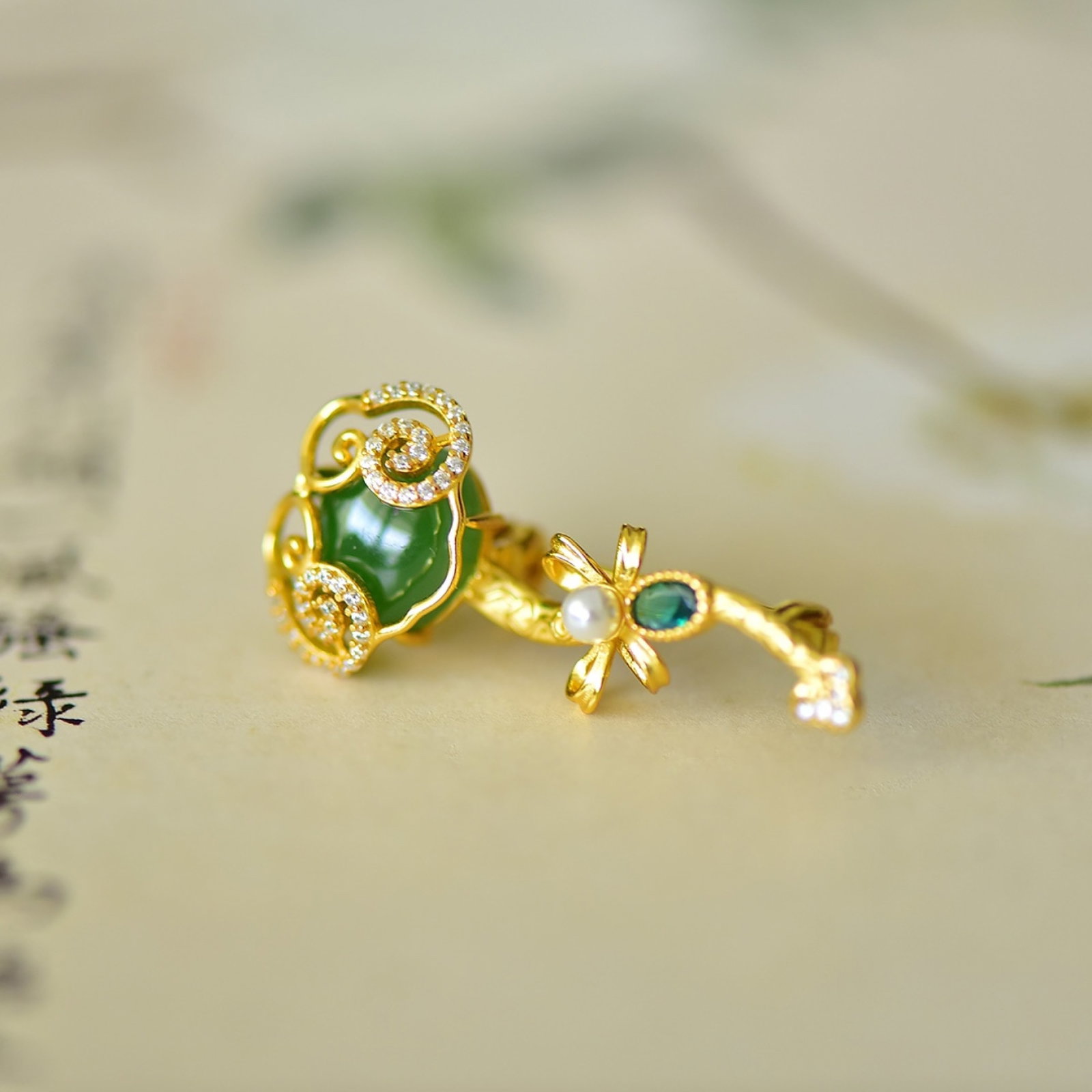 An Exquisite Sterling Silver-Gold Plated Inlaid Jasper Brooch,Inlaid Diamond: An Exquisite Sterling Silver-Gold Plated Inlaid Jasper Brooch,Inlaid Diamond,Size:10mmx12mm 纯银镀金镶碧玉胸针,嵌钻石