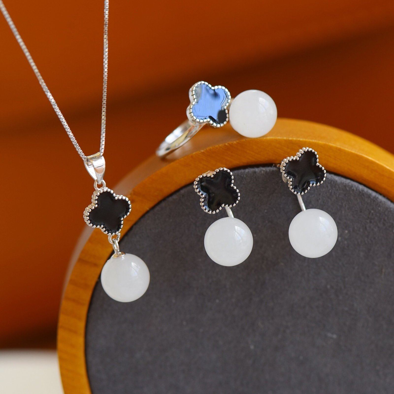 A Set of Fine Sterling Silver Inlaid White Jade Jewelries: A Set of Sterling Silver Inlaid White Jade Jewelry , Size :10mmx10mms 一套纯银镶白玉首饰,尺寸:10mmx10mm