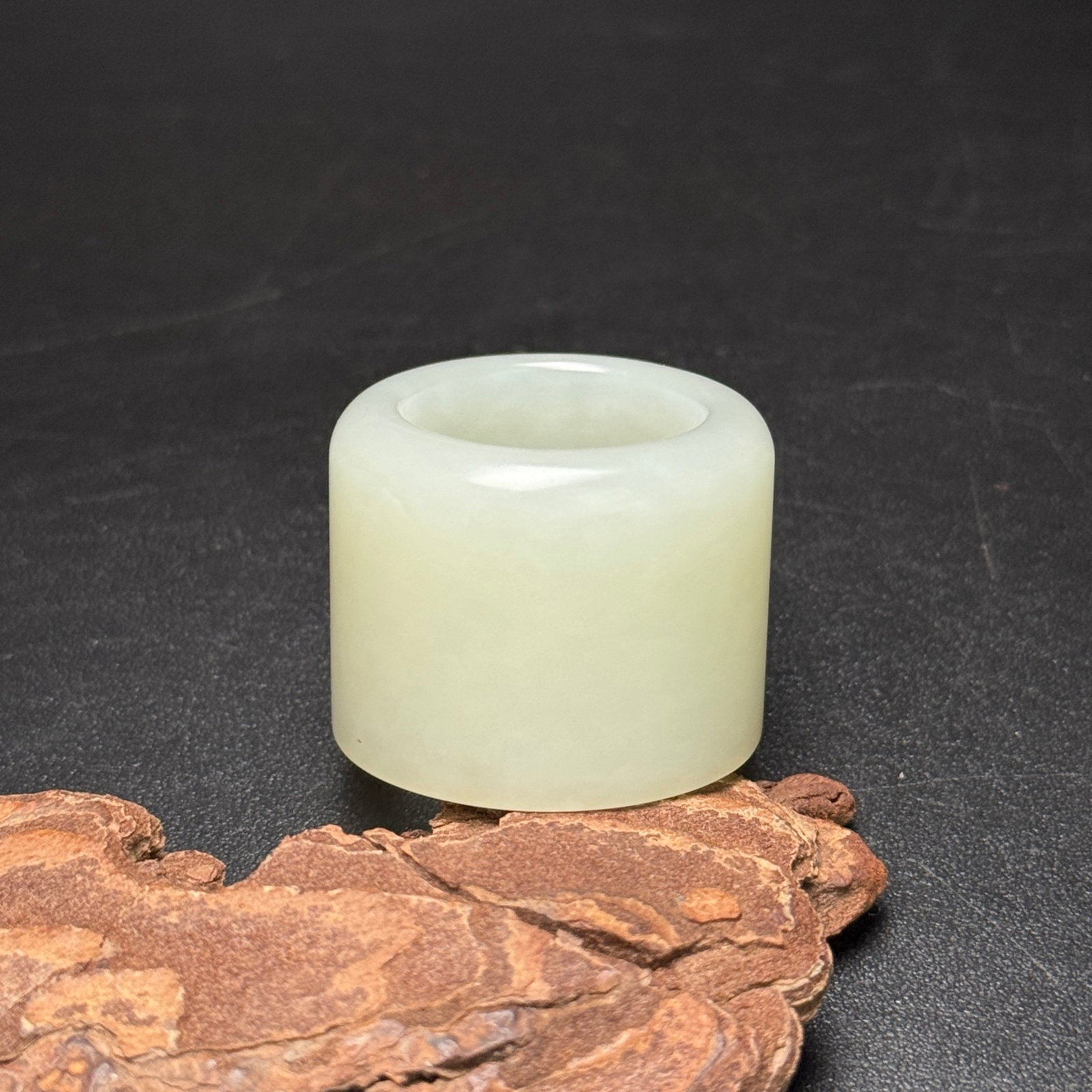 An Exquisite White Jade Fingerstall: An Exquisite White Jade Fingerstall,Qing Dynasty,China,Size:20mmx30mmx24mm,Weight:27g 白玉扳指,中国清代