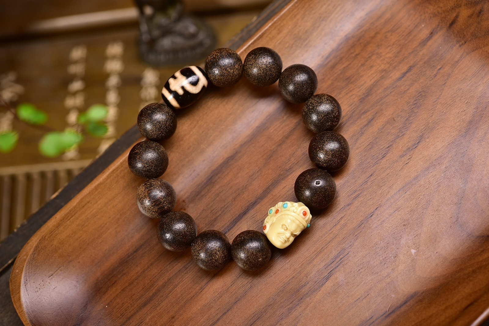 An Exquisite Eaglewood Bracelets: An Exquisite Eaglewood Bracelets,Size:16mm,Weight:39.2g 沉香木手串