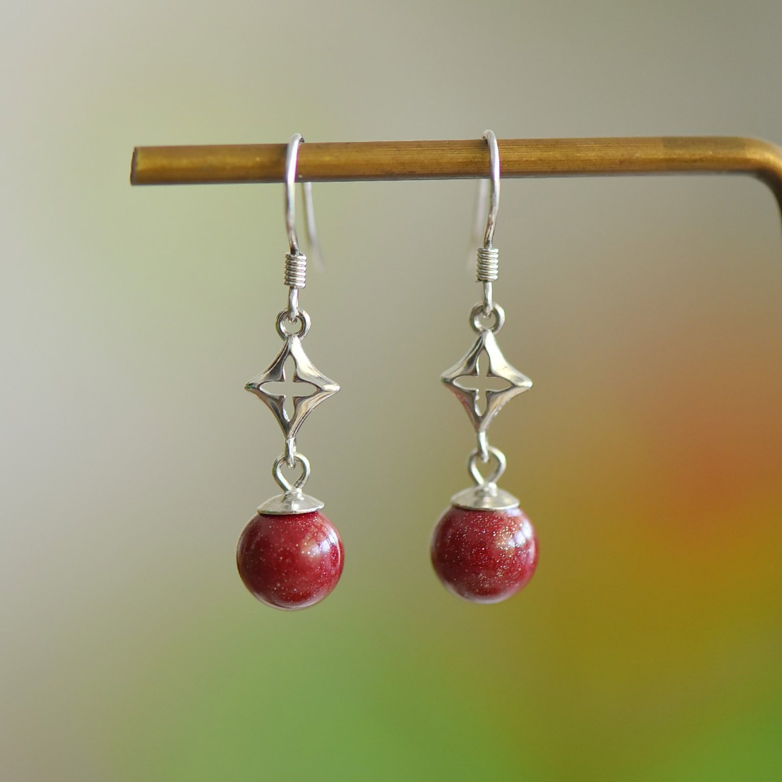 A Pair of Exquisite Sterling Silver Inlaid Cinnabar Earrings: A Pair of Exquisite Sterling Silver Inlaid Cinnabar Earrings,Size:10mmx10mm 寓意:幸运之星 一对纯银镶朱砂耳环