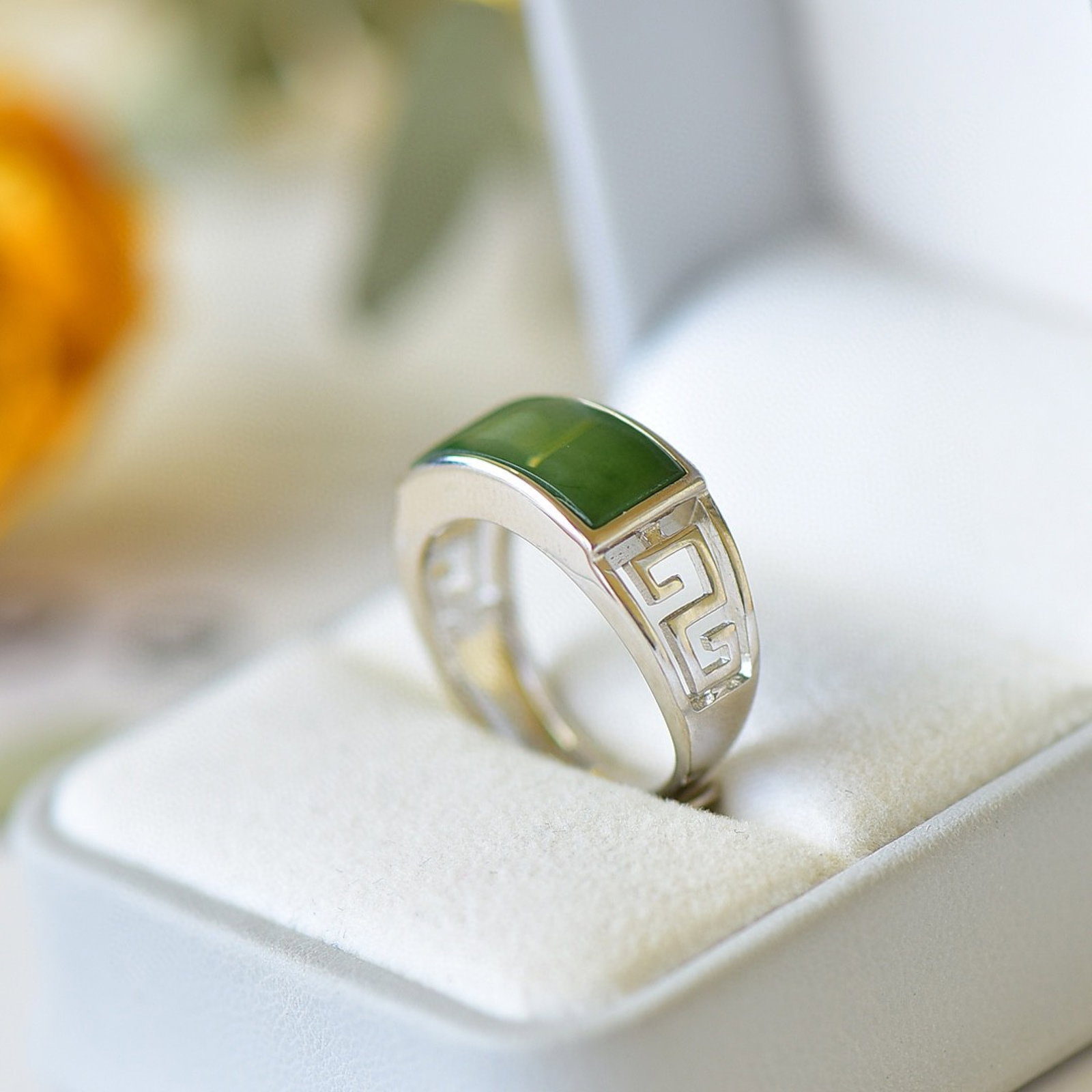 An Exquisite Sterling Silver Inlaid Jasper Ring: An Exquisite Sterling Silver Inlaid Jasper Ring Size:7mmx16mm 纯银镶碧玉戒指