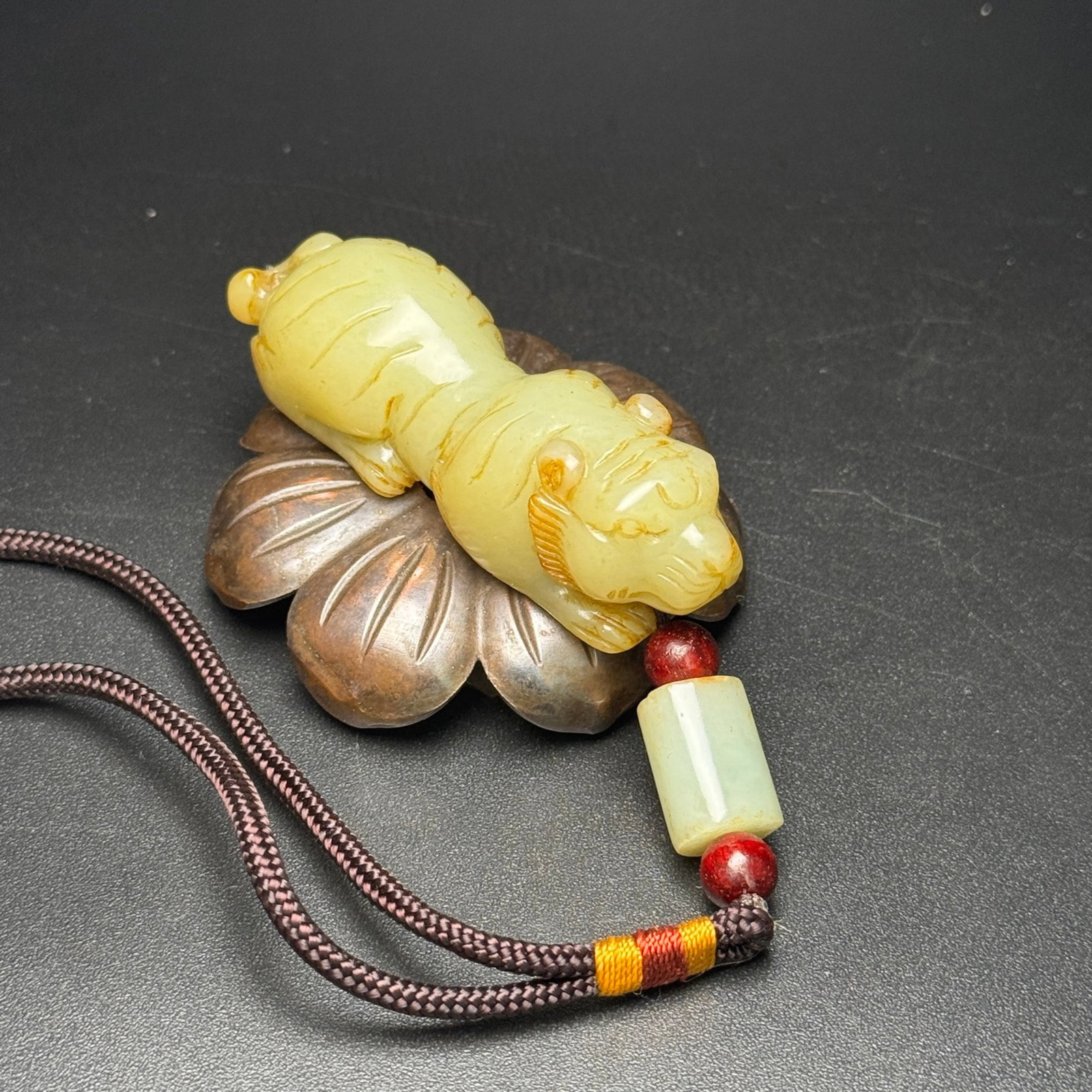 An Exquisite White Jade Tiger Pendant: An Exquisite White Jade Tiger Pendant,Qing Dynasty,China,Size:73mmx21mmx22mm,Weight:61g 白玉老虎挂件,中国清代