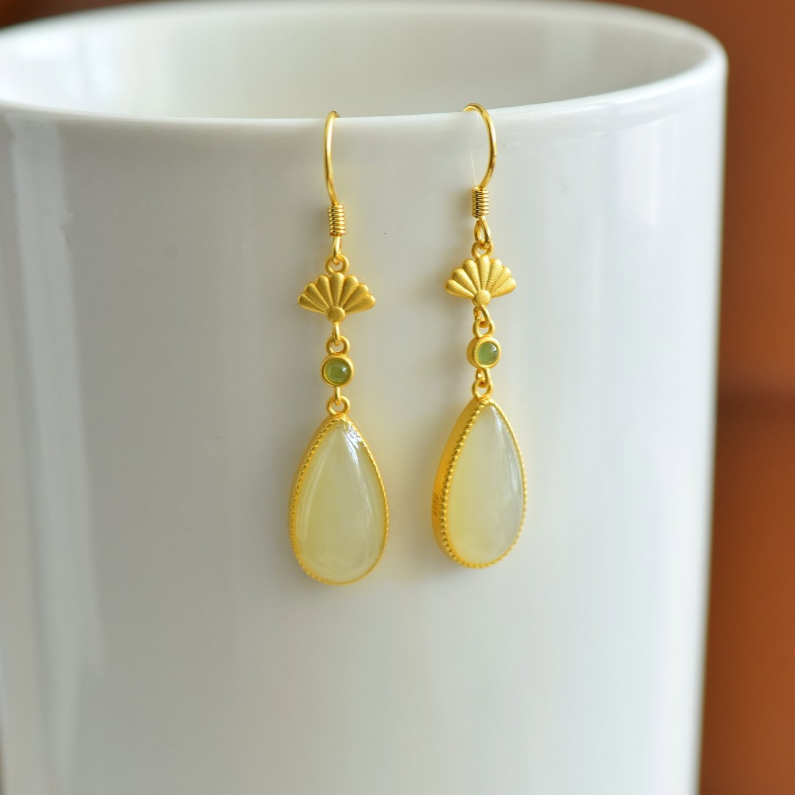 A Pair of Exquisite Sterling Silver-Gold Plated Inlaid White Jade Earrings: A Pair of Exquisite Sterling Silver-Gold Plated Inlaid White Jade Earrings,Size:8mmx16mm 一对纯银镀金镶白玉耳环