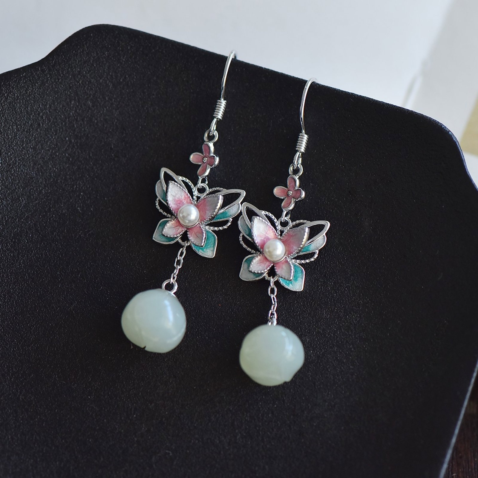 A Pair of Exquisite Sterling Silver Inlaid White Jade Earrings,Inlaid Pearls: A Pair of Exquisite Sterling Silver Inlaid White Jade Earrings,Inlaid Pearls,Size:10mmx10mm 一对纯银镶白玉耳环，嵌珍珠
