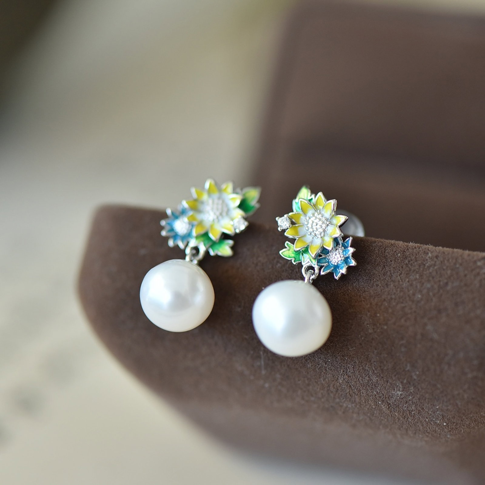A Pair of Exquisite Sterling Silver Inlaid Pearls Enamel Earrings: A Pair of Exquisite Sterling Silver Inlaid Pearls Enamel Earrings Size:10mmx10mm 一对纯银镶珍珠珐琅耳环