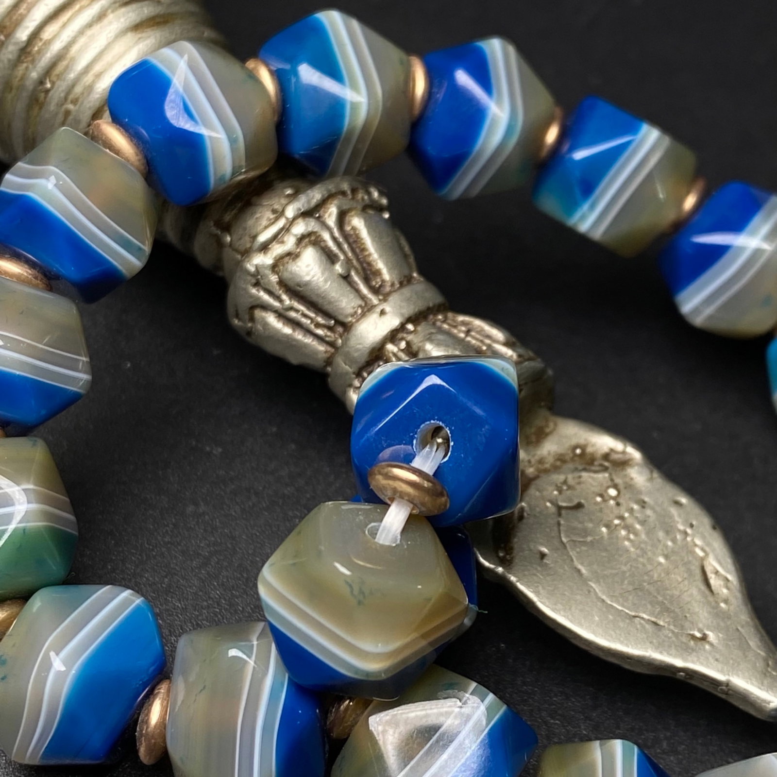 An Exquisite Agate Bracelets - 9