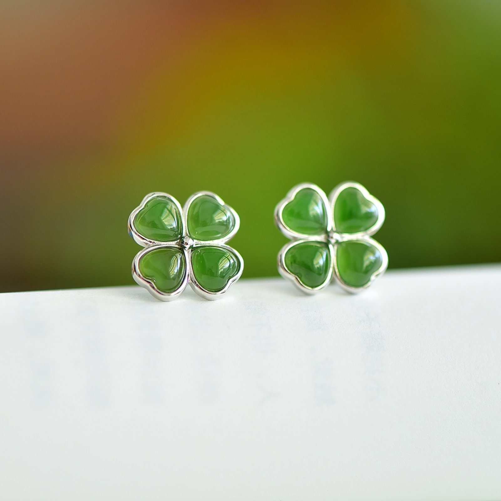 A Pair of Exquisite Sterling Silver Inlaid Jasper Earrings: A Pair of Exquisite Sterling Silver Inlaid Jasper Earrings 一对纯银镶碧玉耳钉