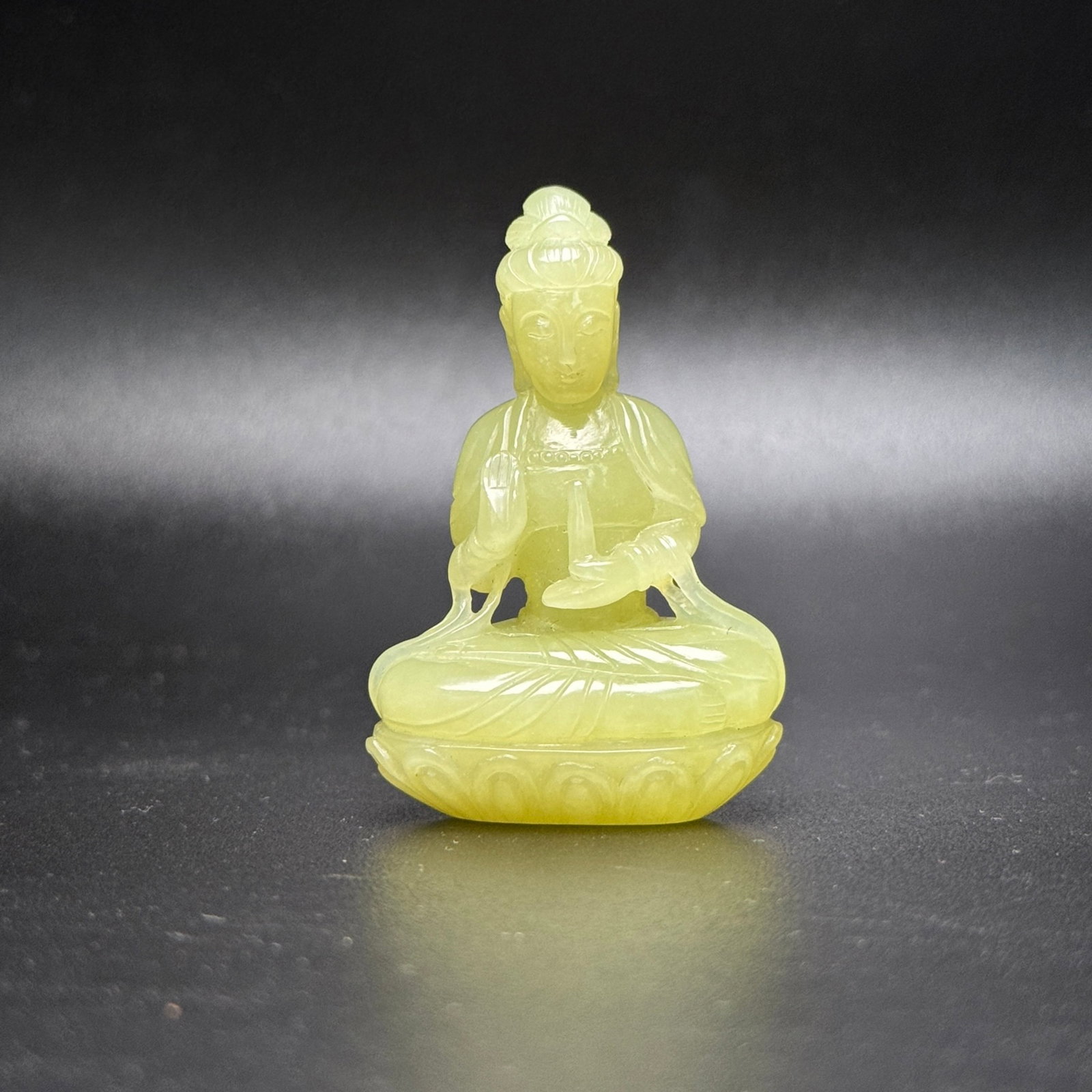 An Exquisite White Jade Statue of Avalokitesvara Pendant: An Exquisite White Jade Statue of Avalokitesvara Pendant,Qing Dynasty,China,Size:56mmx36mmx21mm,Weight:39g 白玉观音像挂件,中国清代