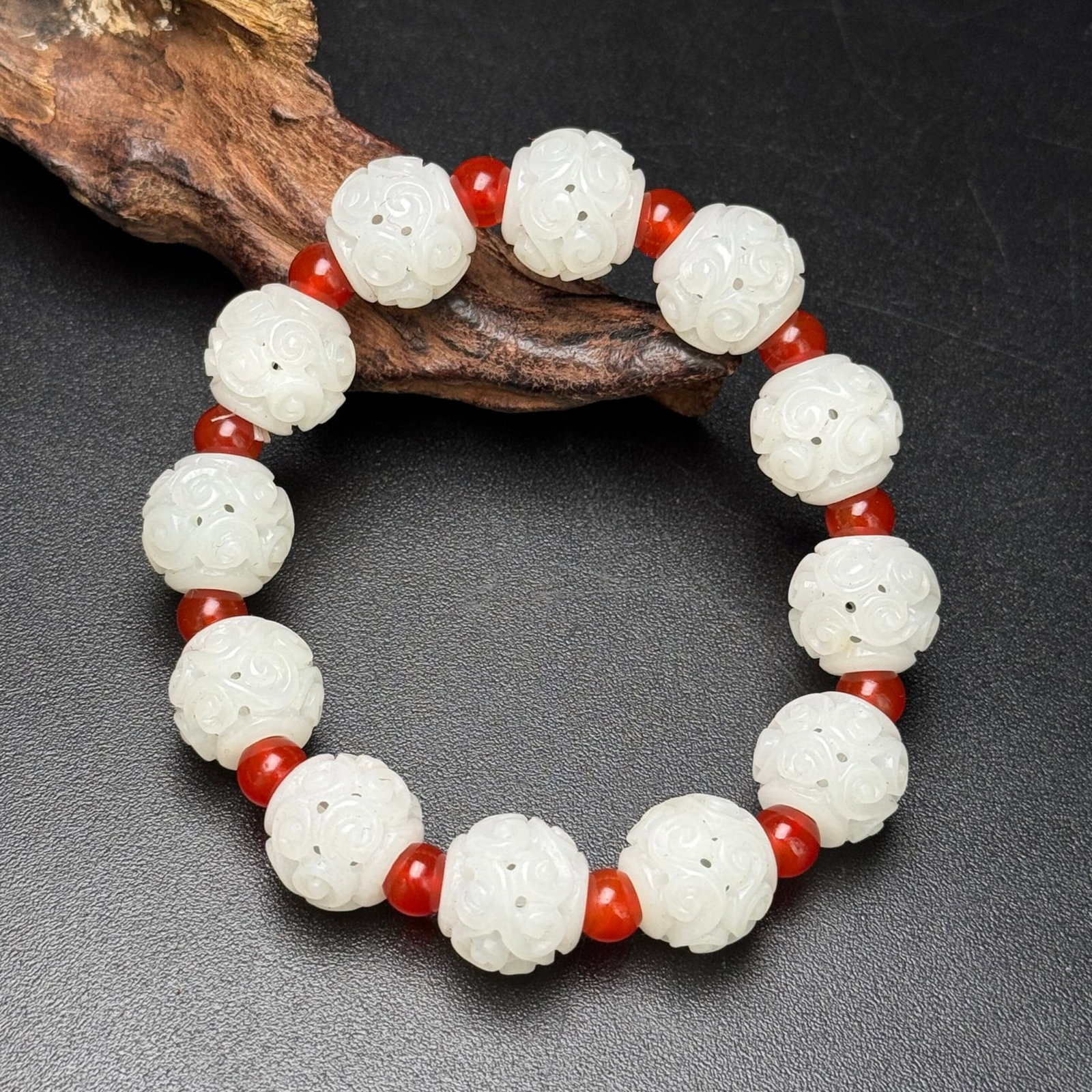 An Exquisite White Jade Hollow Auspicious Cloud Pattern Bracelets: An Exquisite White Jade Hollow Auspicious Cloud Pattern Bracelets,Qing Dynasty,China,Size:13.5mmx12.5mm,Total Weight:29g 白玉镂空祥云纹手串,ߑ