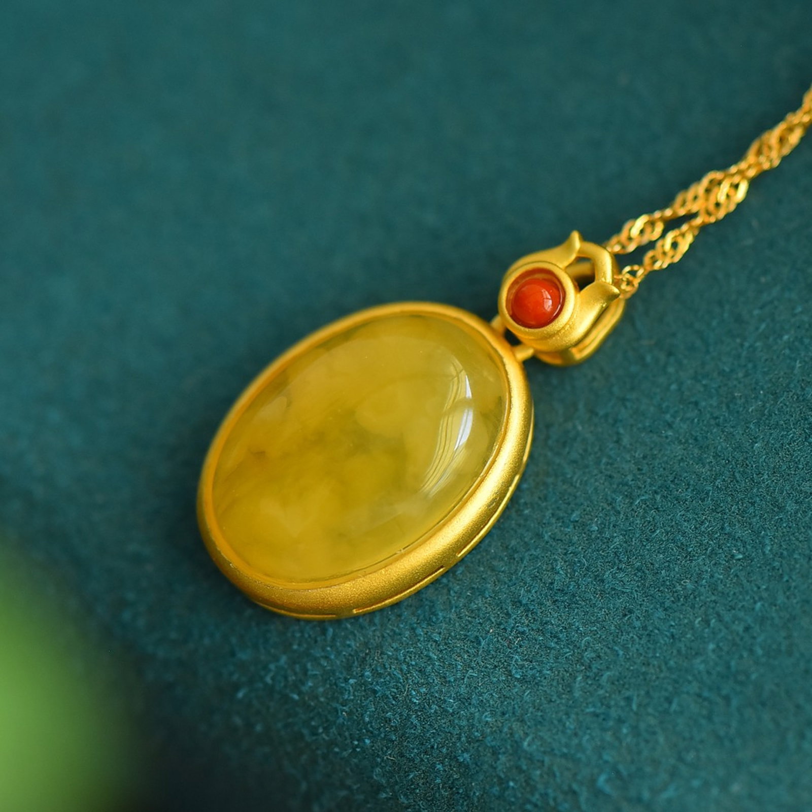 An Exquisite Sterling Silver-Gold Plated Inlaid Amber Pendant: An Exquisite Sterling Silver-Gold Plated Inlaid Amber Pendant,Size:13mmx18mm 纯银镀金镶琥珀吊坠