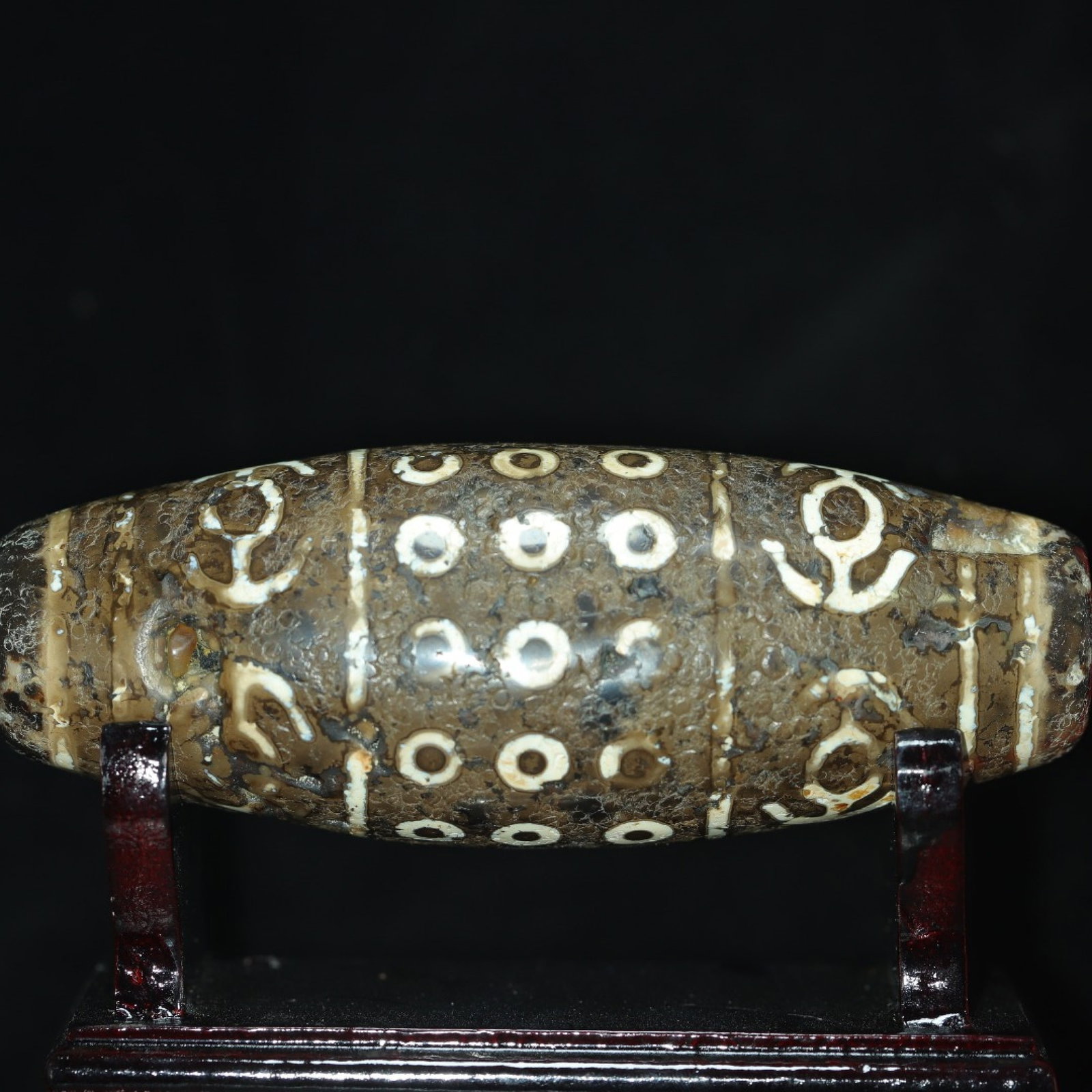 An Exquisite Four Eyes Dzi Bead Ornament?With Base: An Exquisite Four Eyes Dzi Bead Ornament，With Base，Size：155mmx56mm，Weight：692g 四眼天珠摆件，带底座