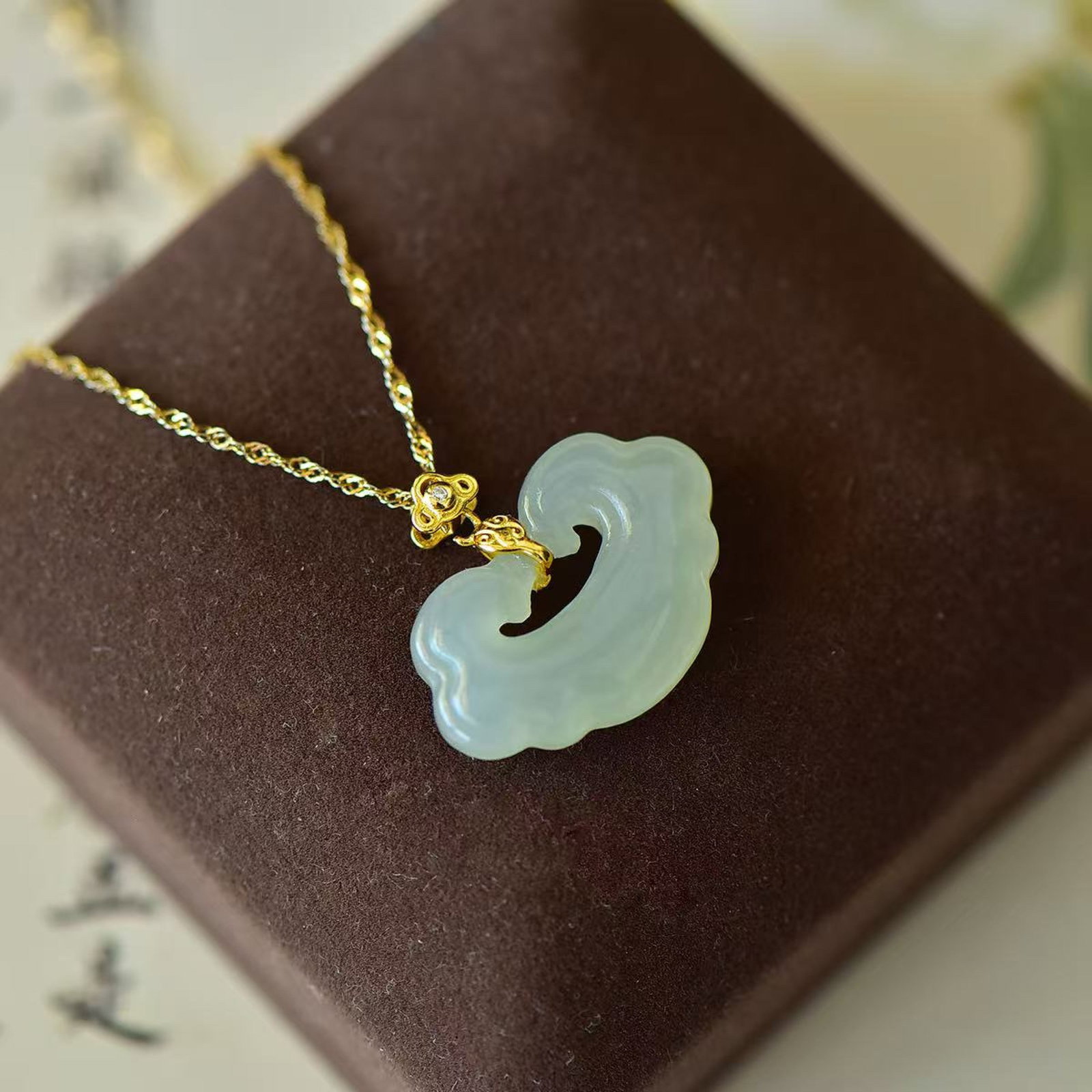 An Exquisite Sterling Silver-Gold Plated Inlaid White Jade Pendant: An Exquisite Sterling Silver-Gold Plated Inlaid White Jade Pendant,Size:16mmx25mm 纯银镀金镶白玉吊坠